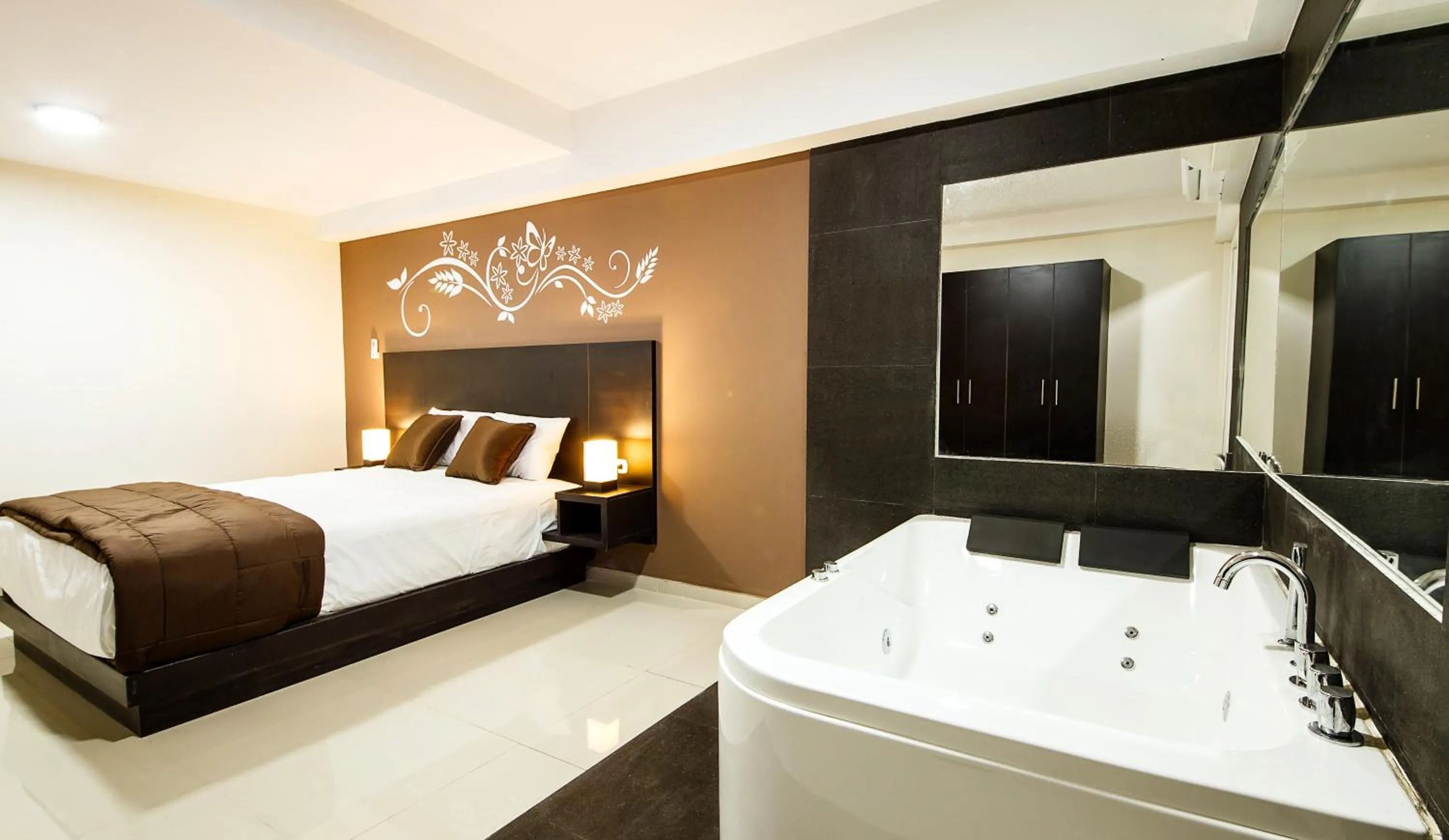 Hot Tub, Bed in Hotel Solec