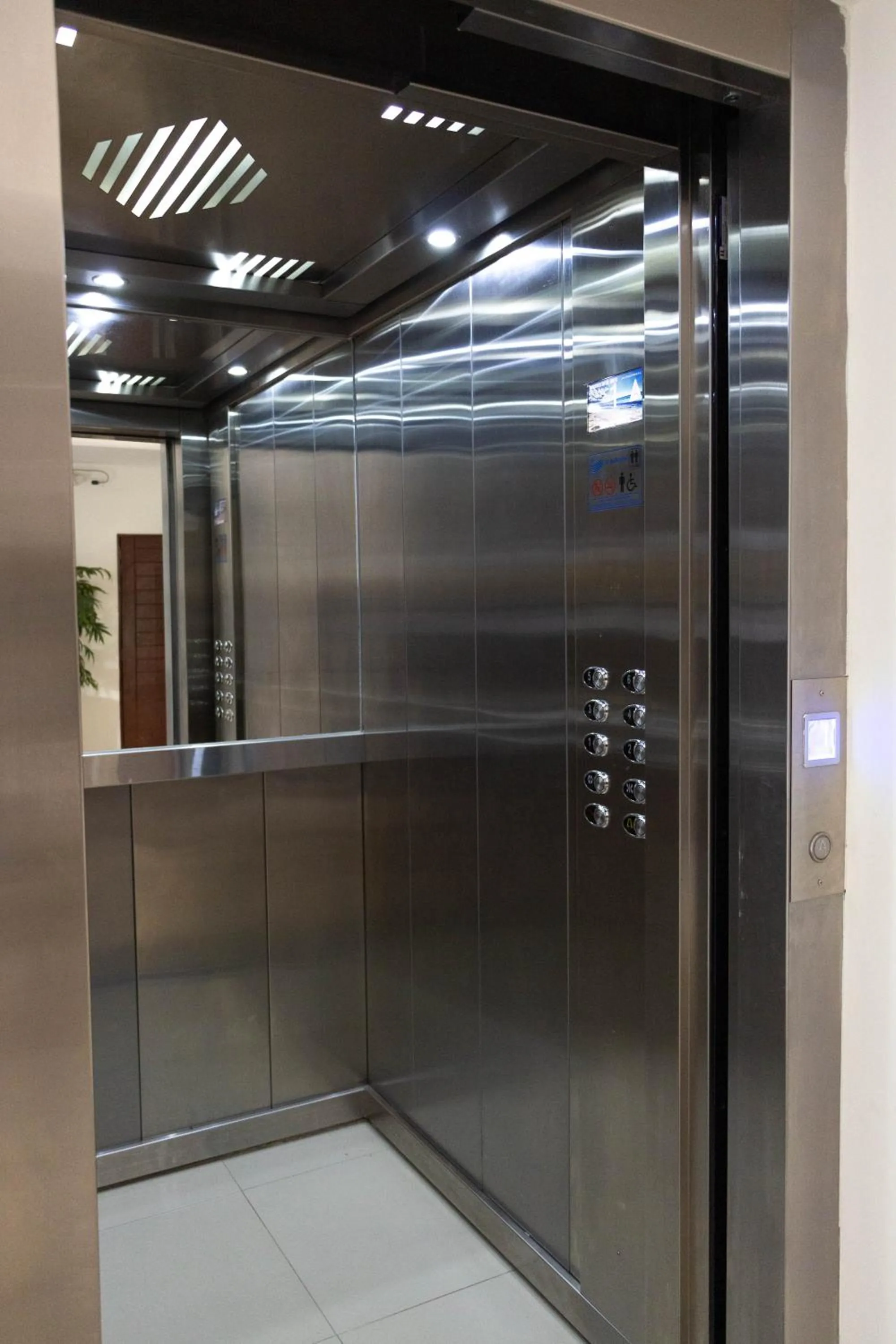 elevator in Hotel Solec
