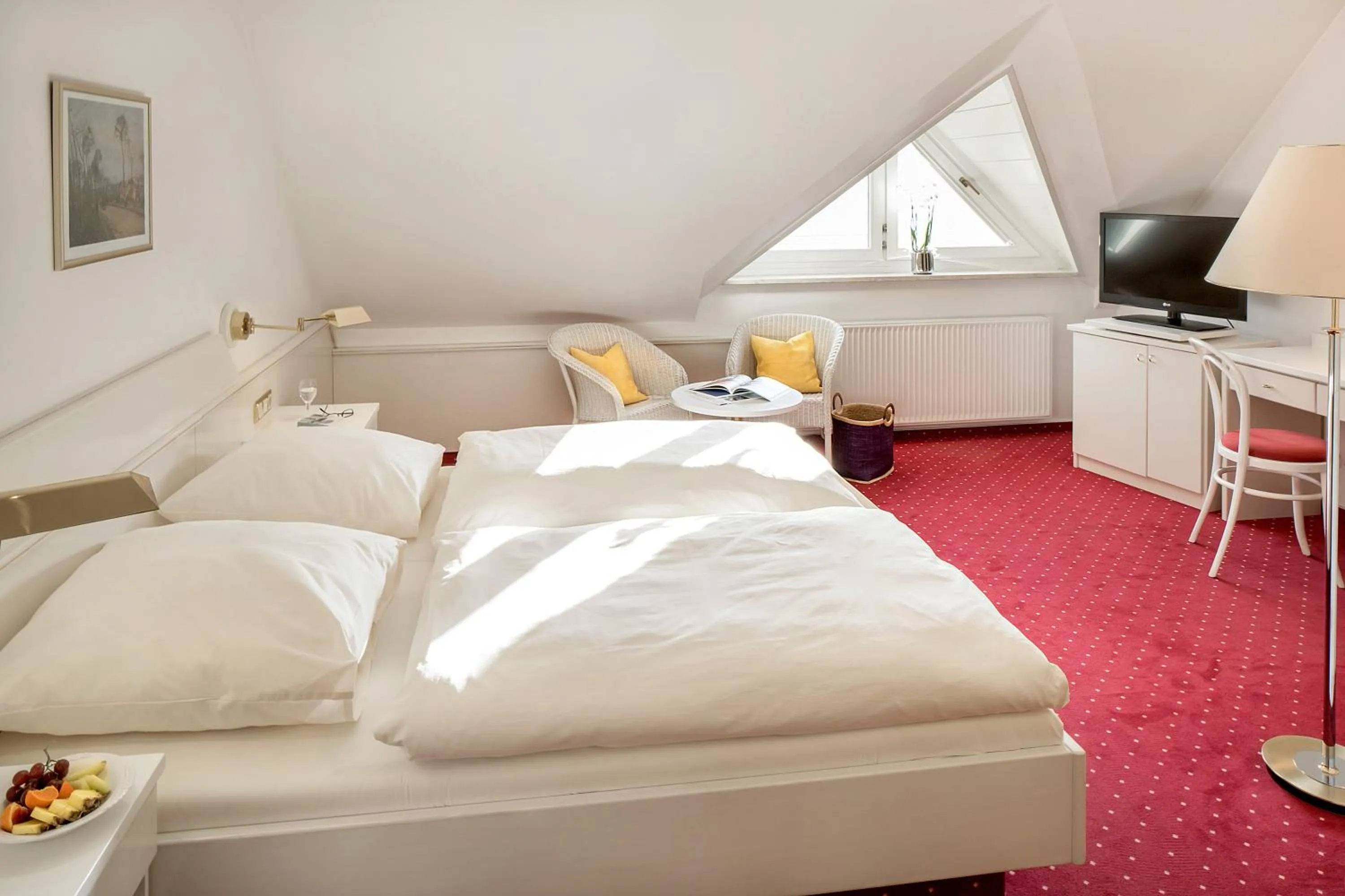 Photo of the whole room, Bed in Der Kronprinz