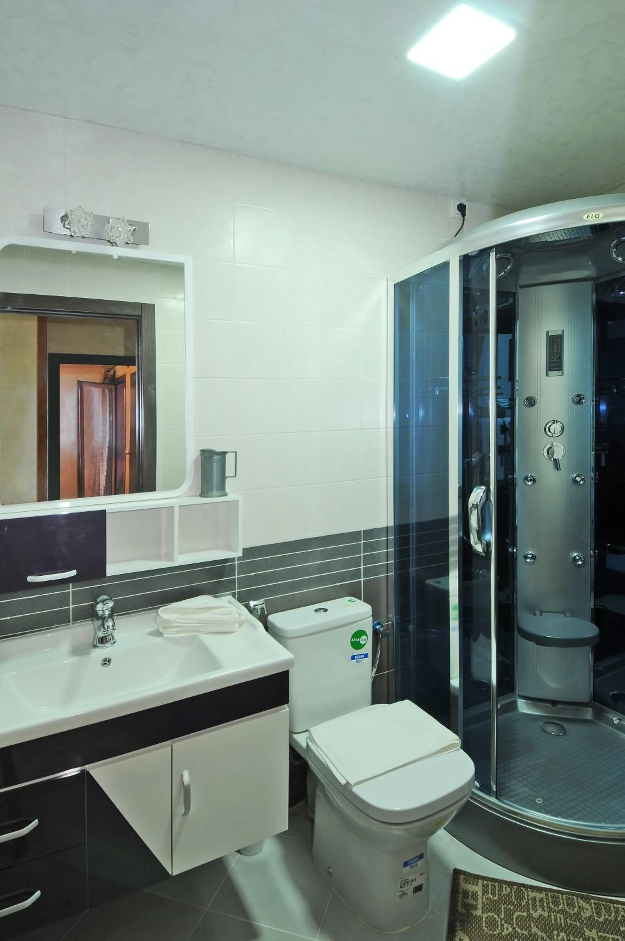 Bathroom in Aparthotel Les Oliviers Suites & Spa