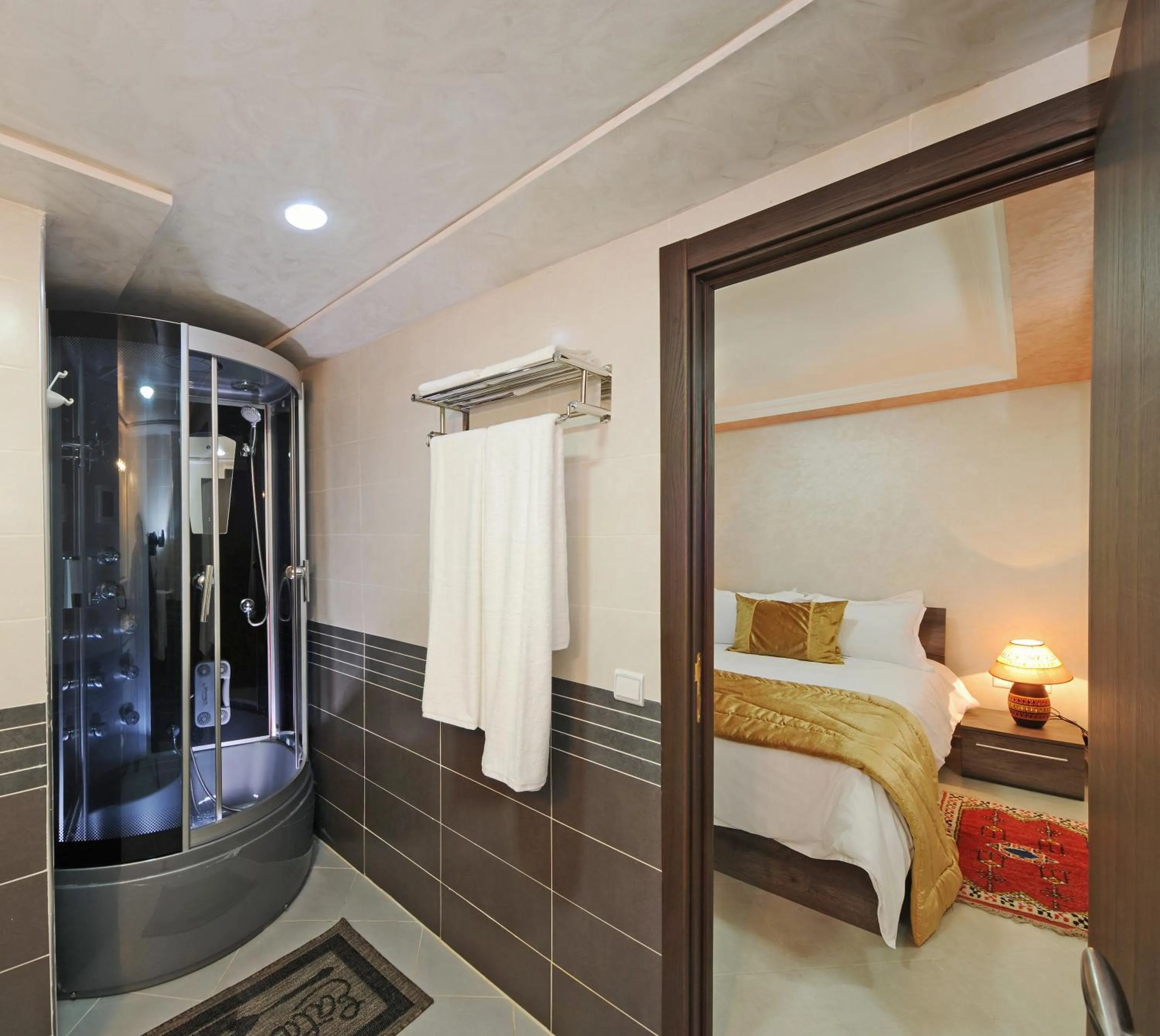 Bathroom, Bed in Aparthotel Les Oliviers Suites & Spa