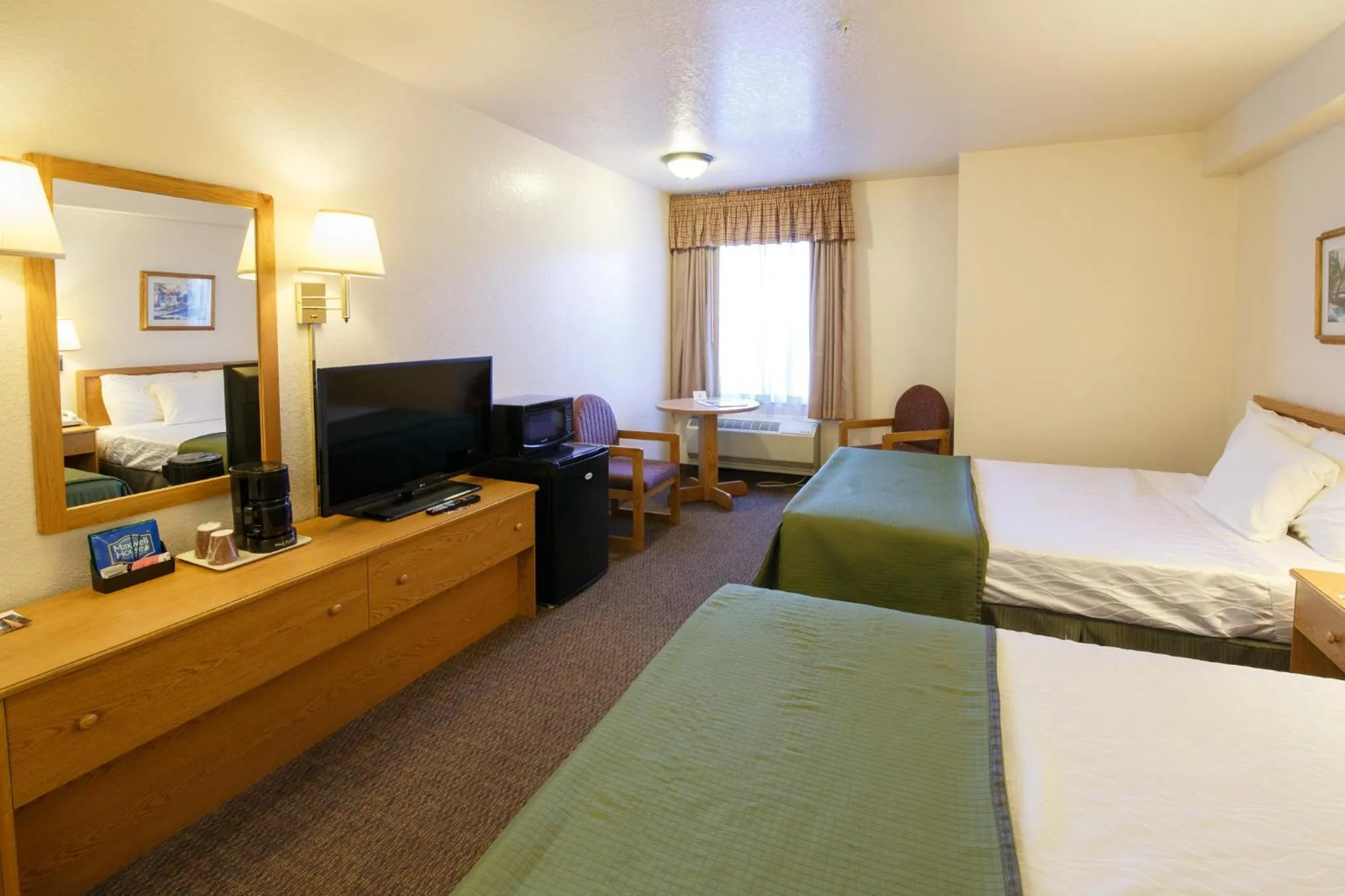 Photo of the whole room, Bed in Murphys Inn Motel