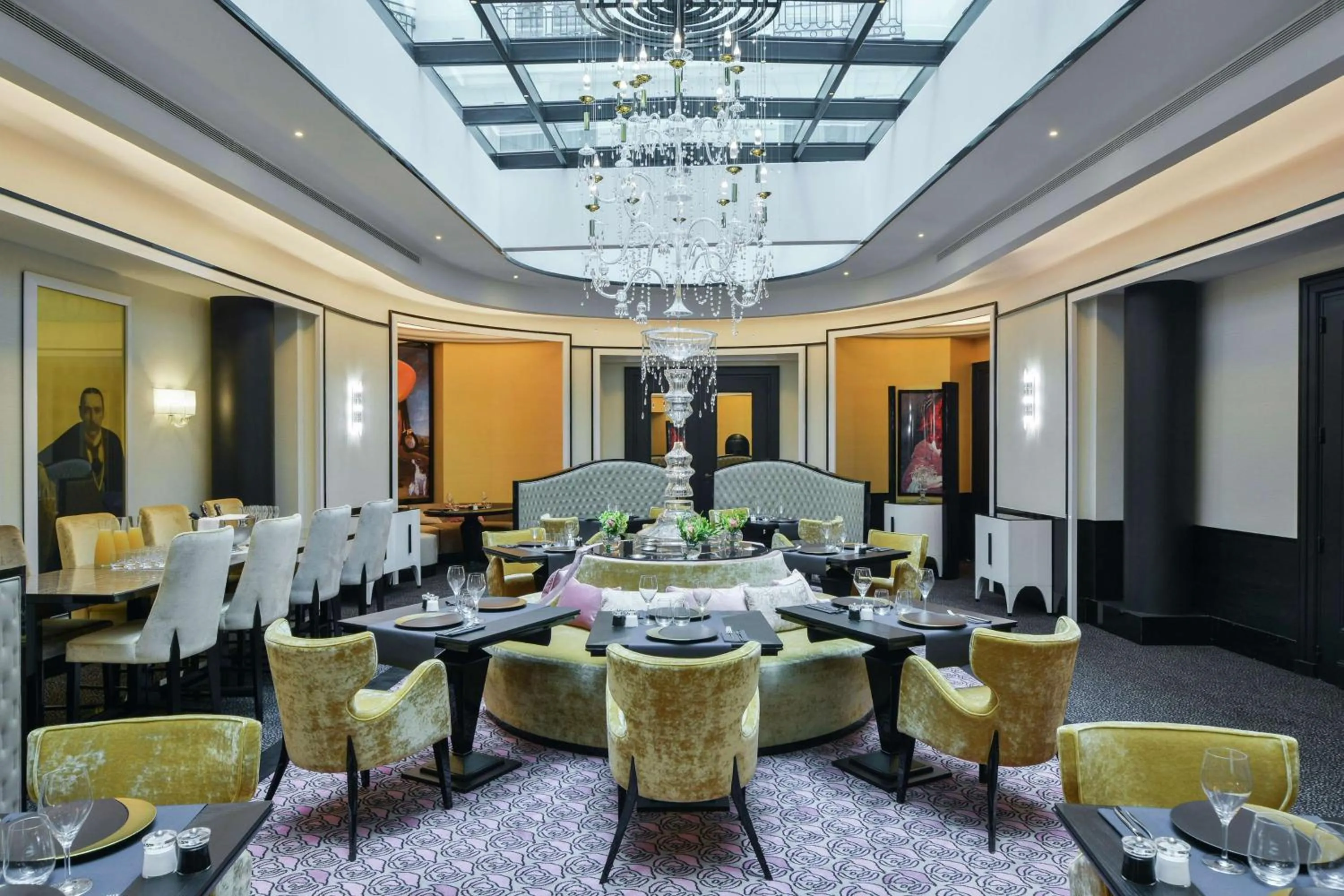 Restaurant/places to eat in Maison Astor Paris, Curio Collection by Hilton