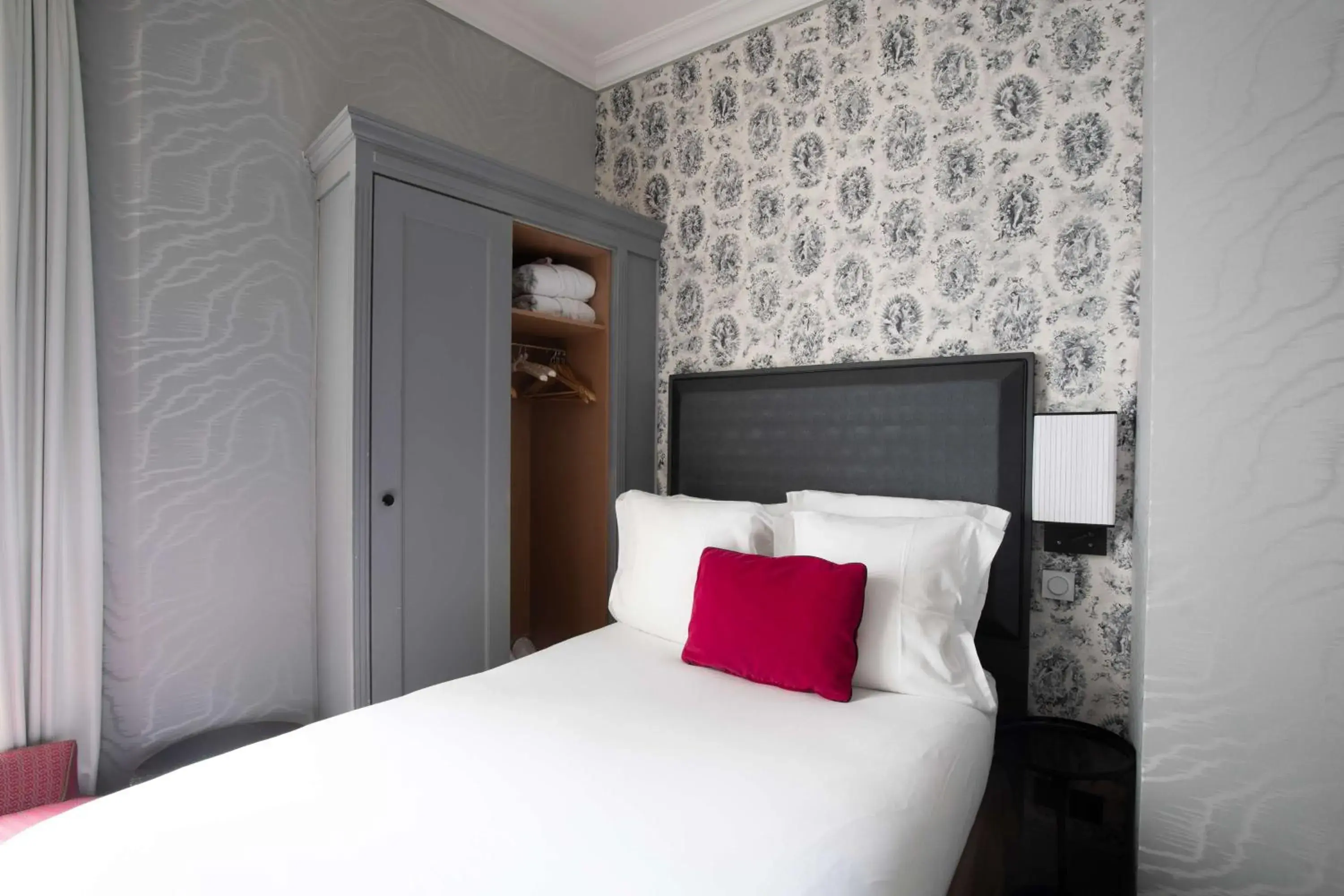 Single Room in Maison Astor Paris, Curio Collection by Hilton Single Room in Maison Astor Paris, Curio Collection by Hilton