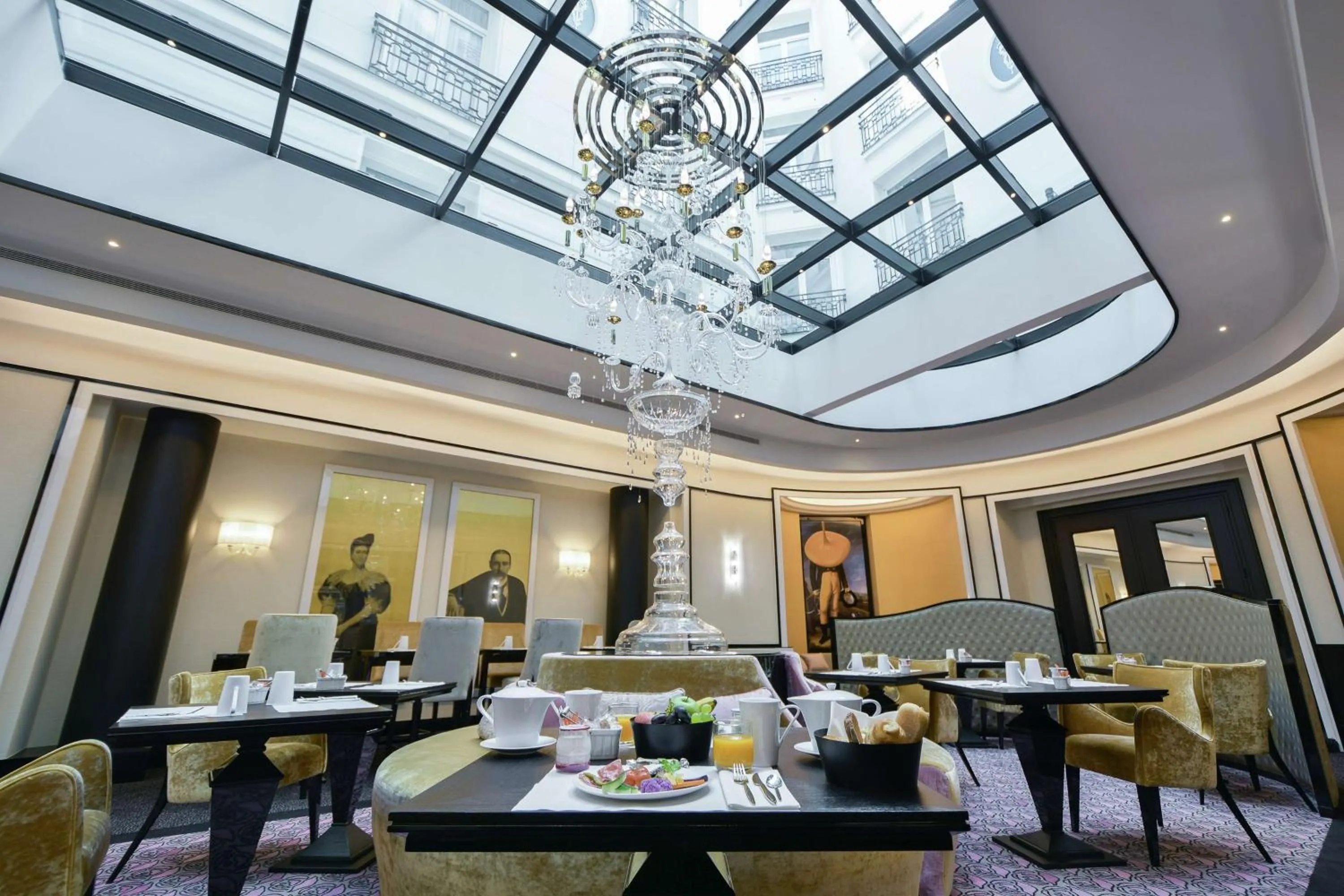 Restaurant/places to eat in Maison Astor Paris, Curio Collection by Hilton