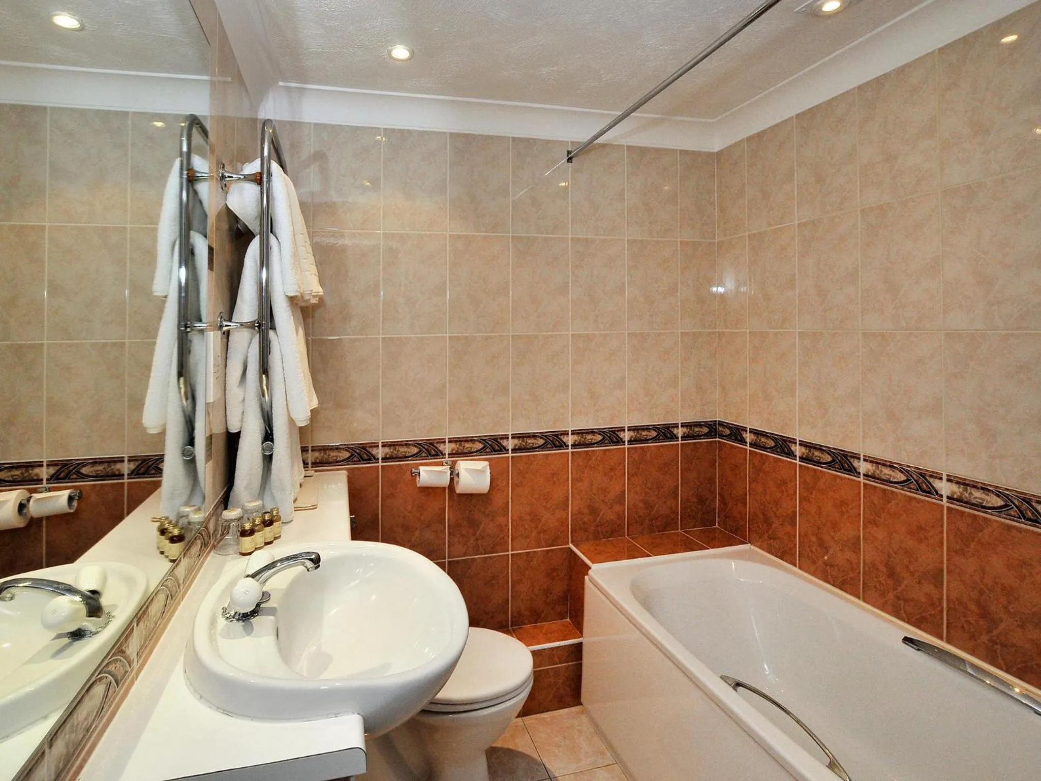 Bathroom in Ardington Hotel