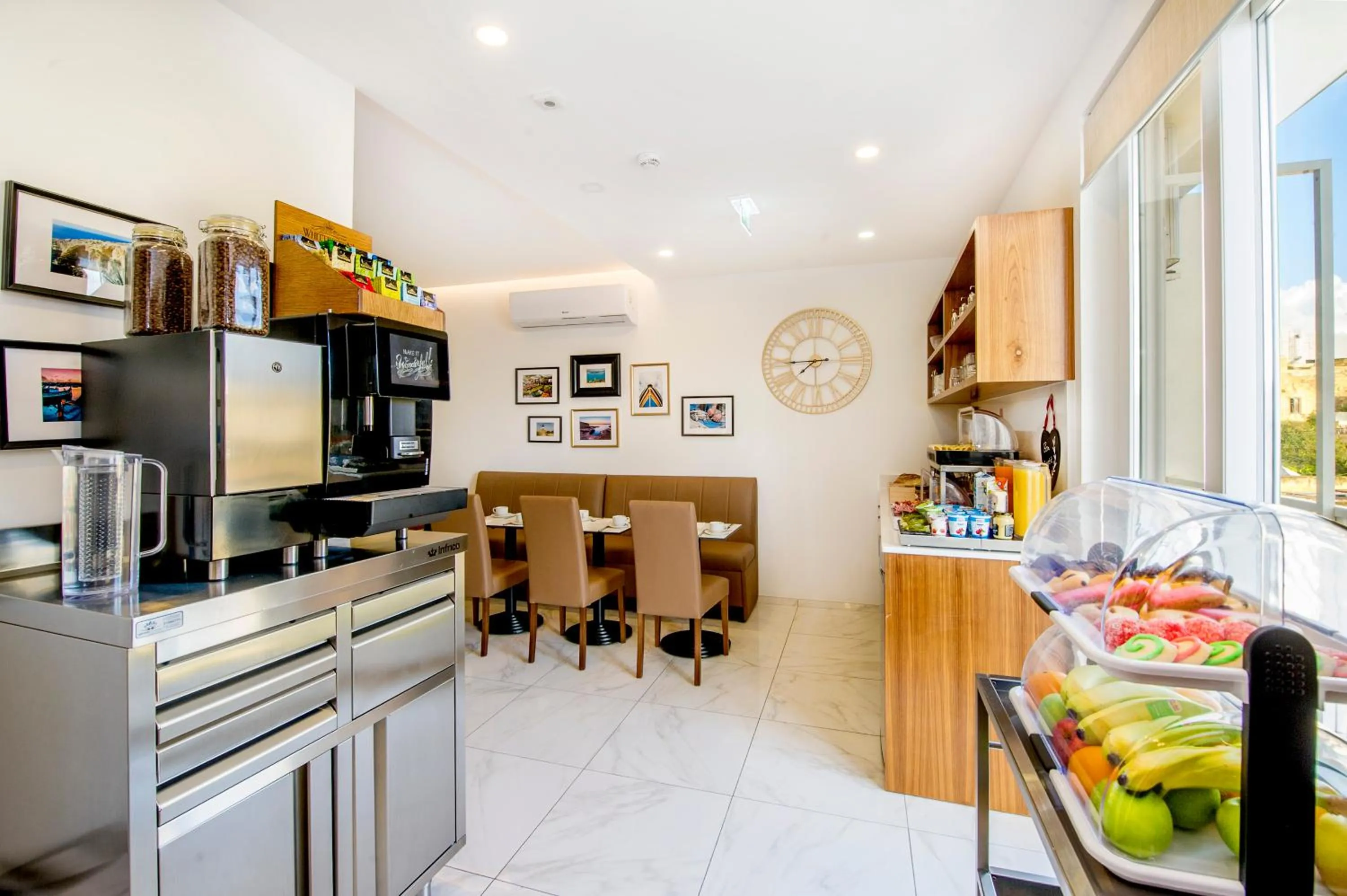 Communal kitchen in South Wind Guesthouse