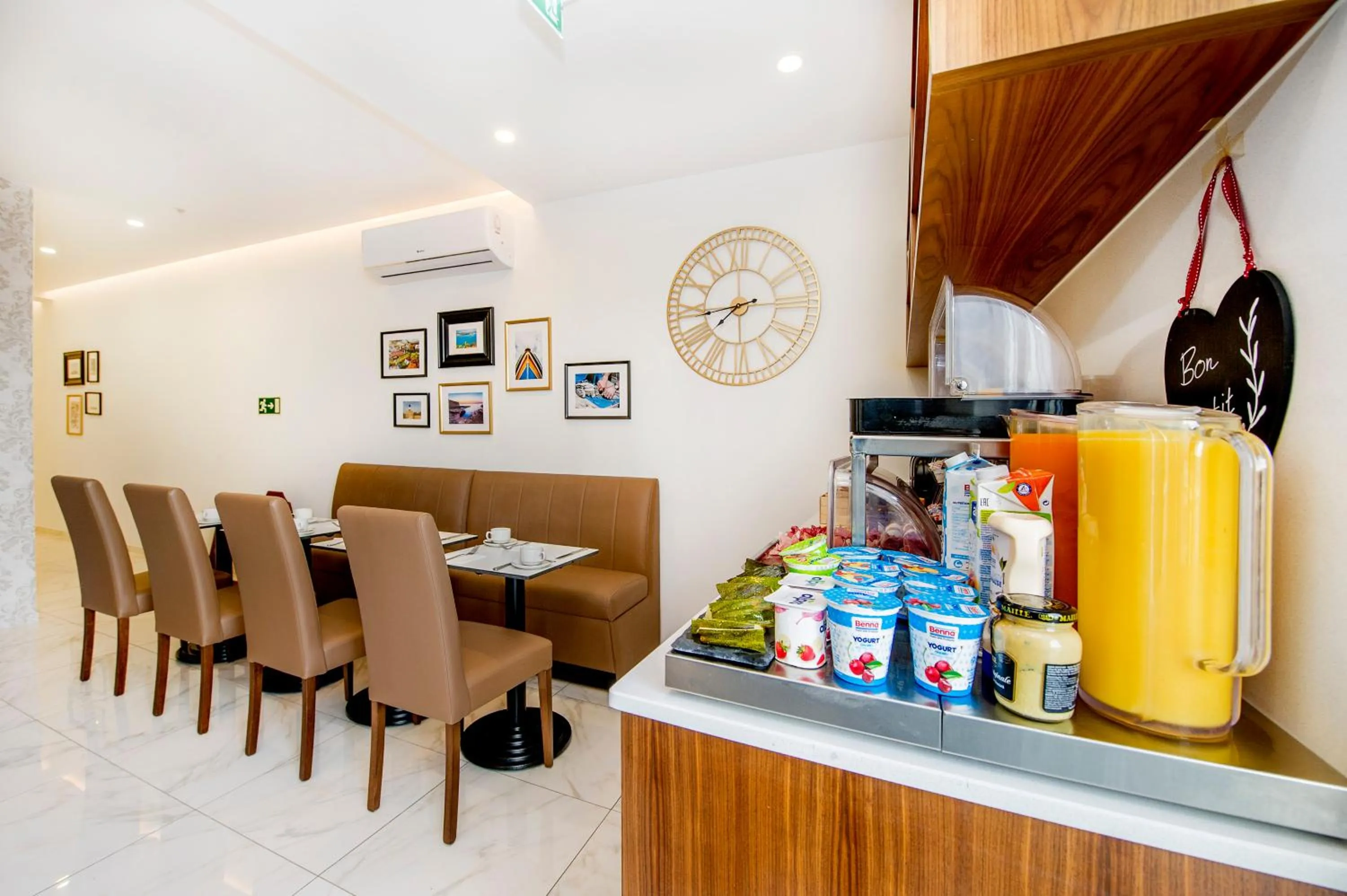 Communal kitchen in South Wind Guesthouse