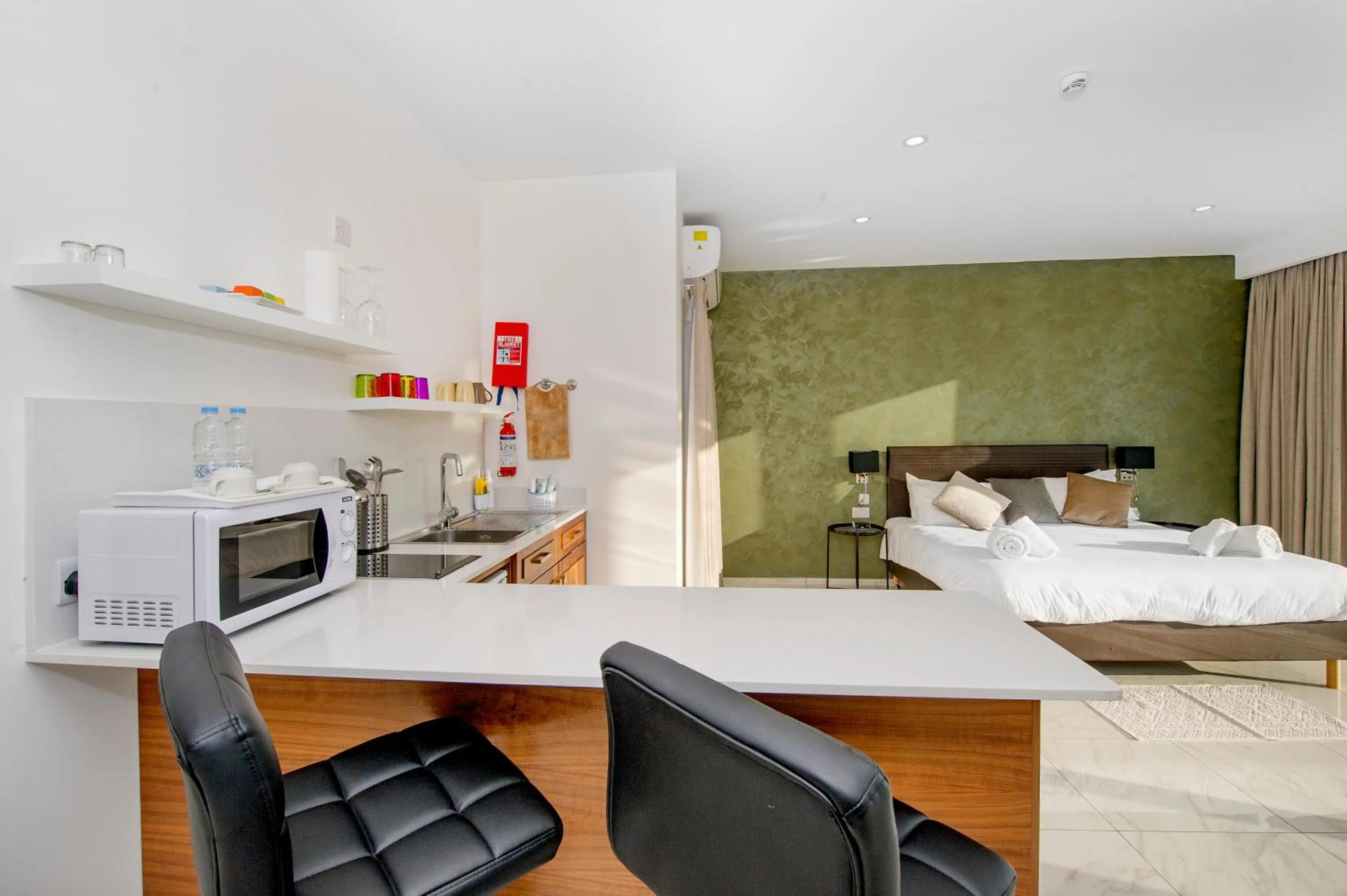 Kitchen or kitchenette, Bed in South Wind Guesthouse