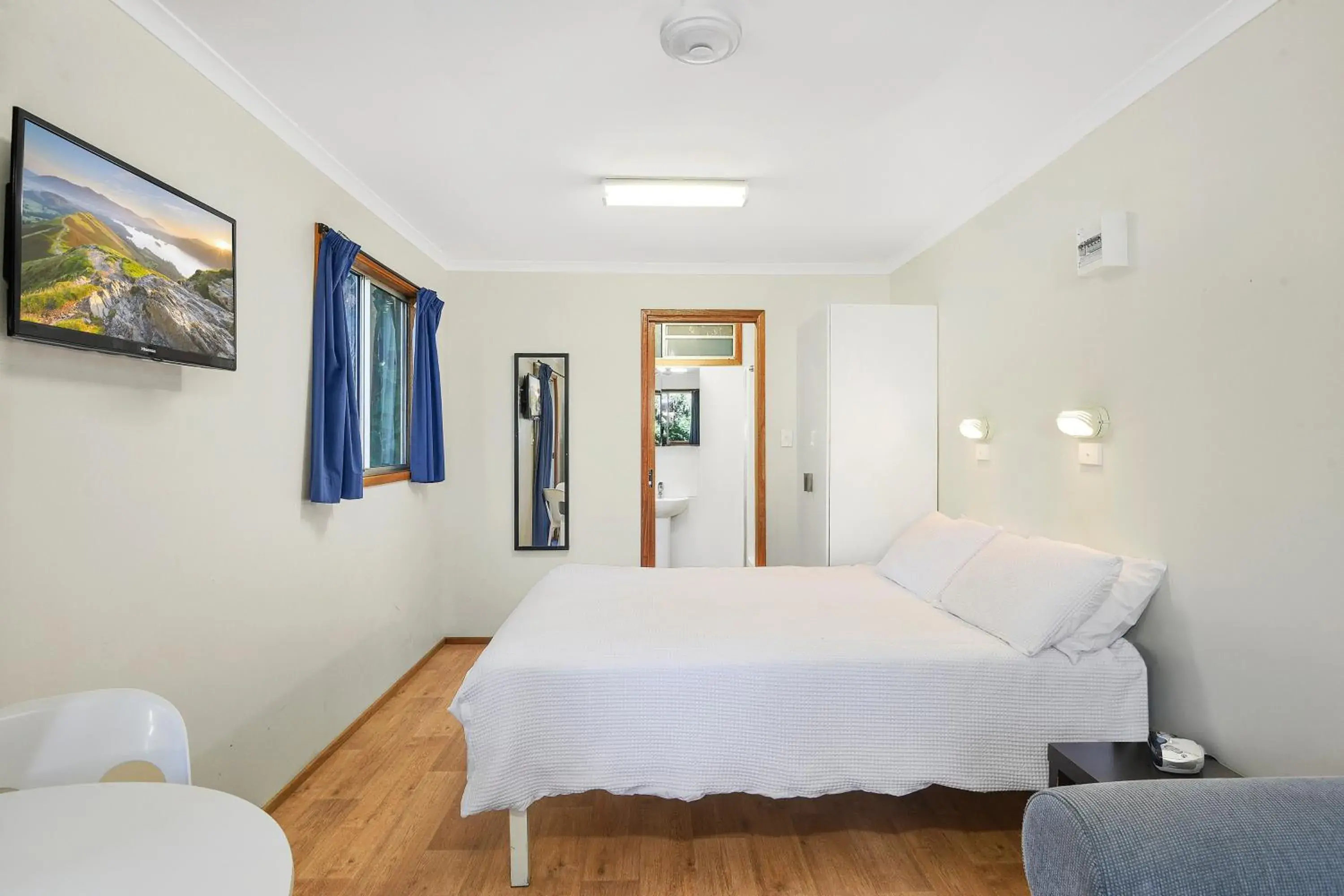 Standard Queen Room in Flynns Beach Caravan Park Standard Queen Room in Flynns Beach Caravan Park