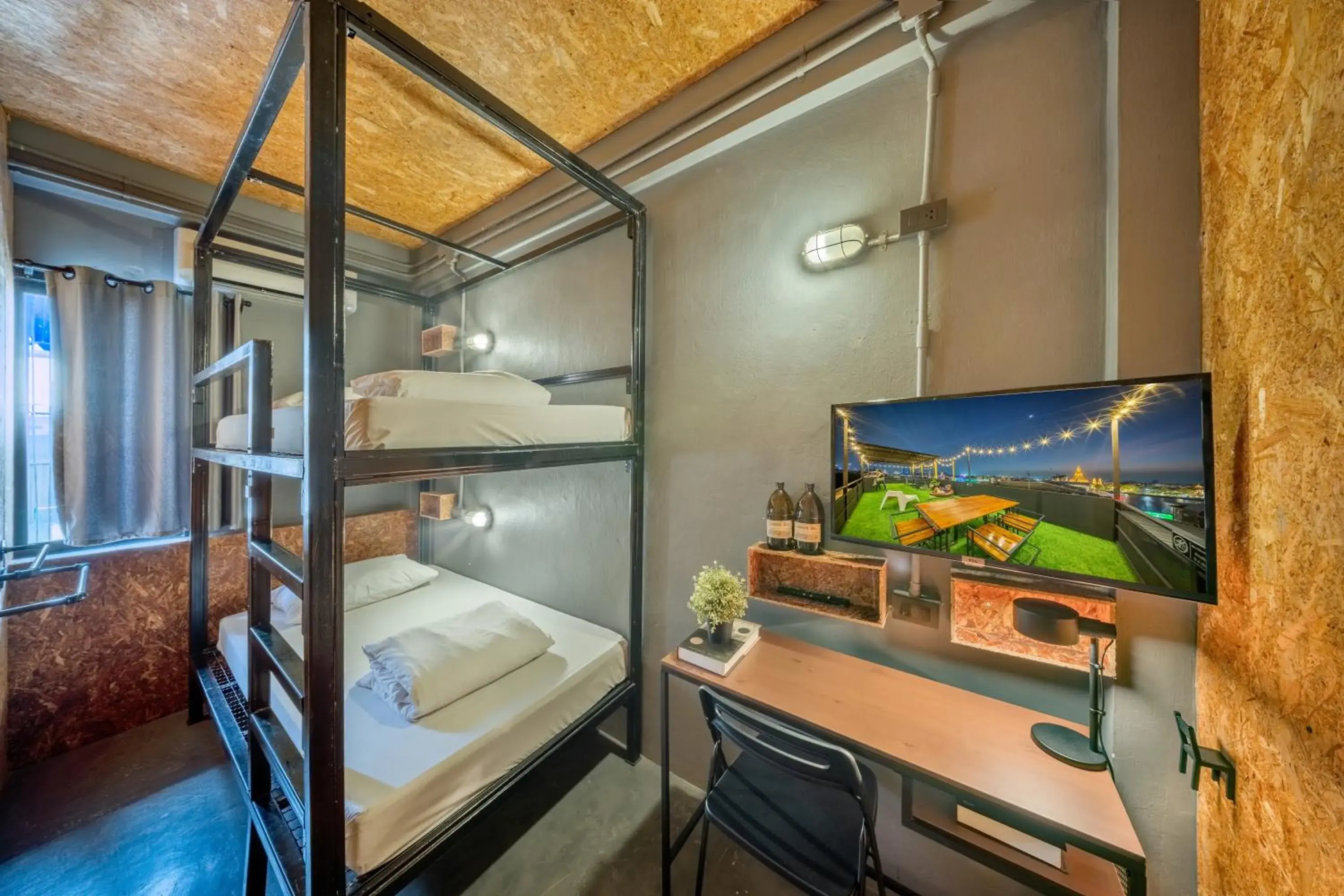 Private Room with Bunk Beds and Shared Bathroom (window view) in RALPH Bangkok Private Room with Bunk Beds and Shared Bathroom (window view) in RALPH Bangkok