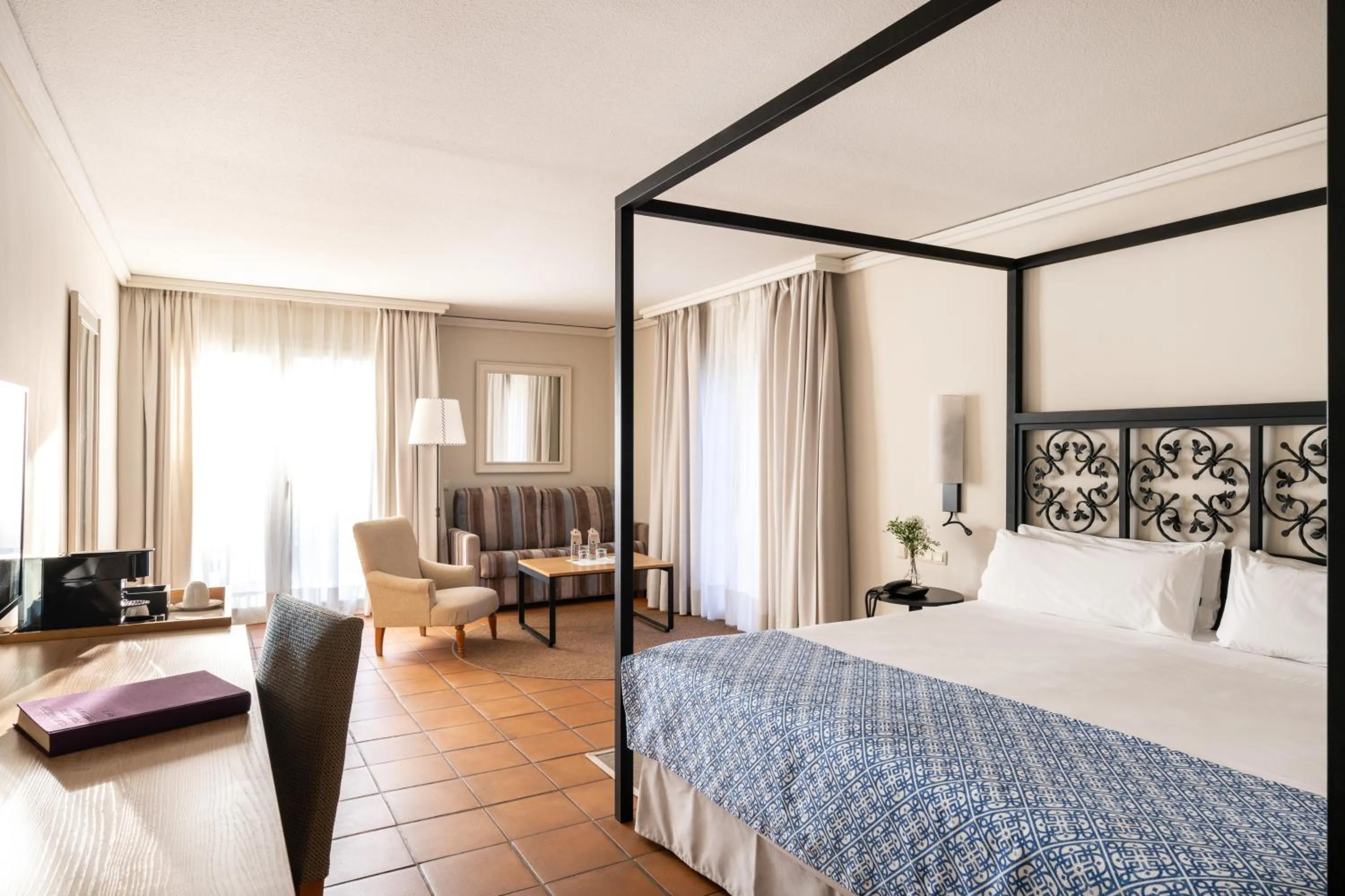 Photo of the whole room, Bed in Parador de Málaga Gibralfaro