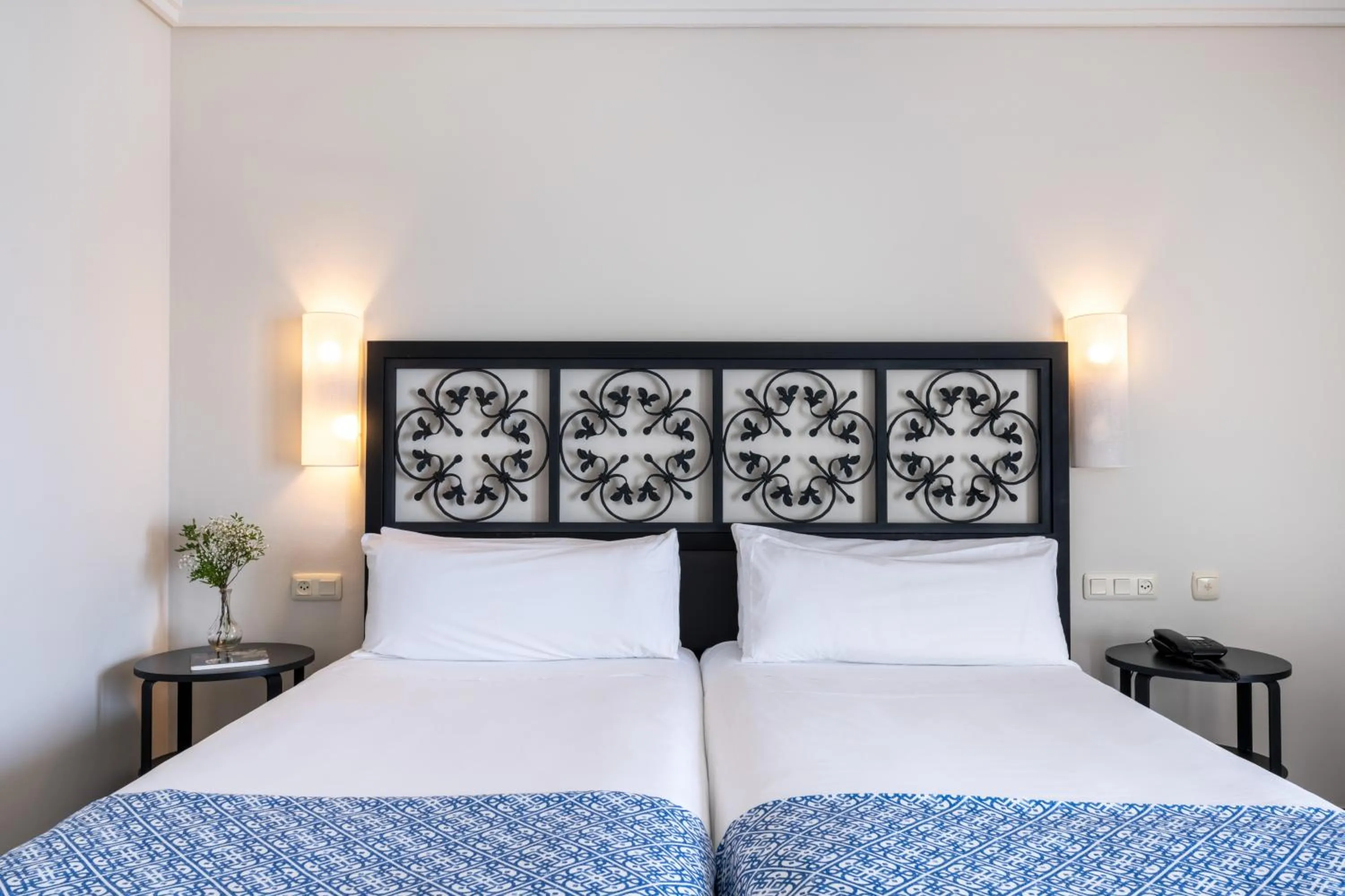 Photo of the whole room, Bed in Parador de Málaga Gibralfaro