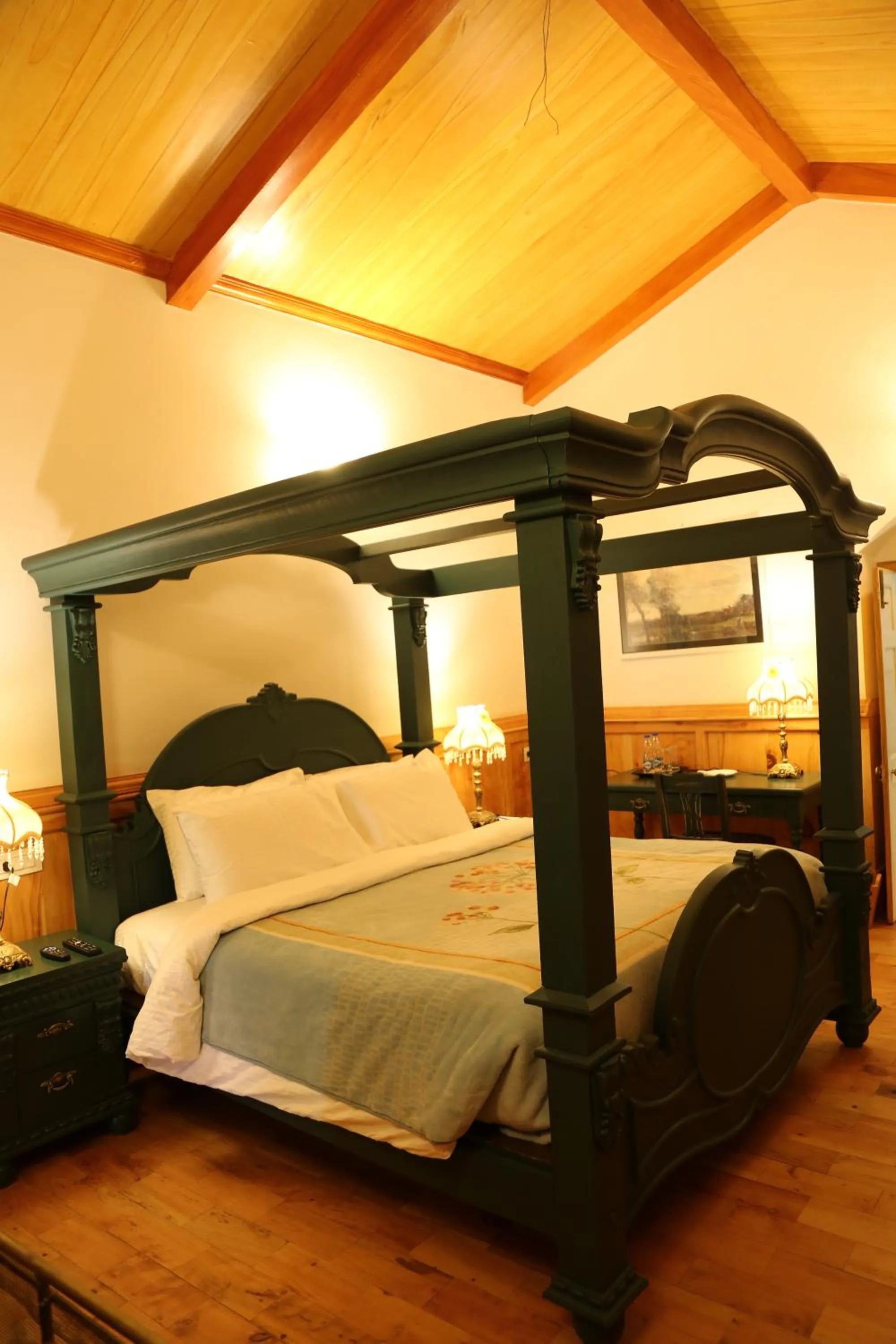 cot, Bed in West Downs - The Heritage Resort
