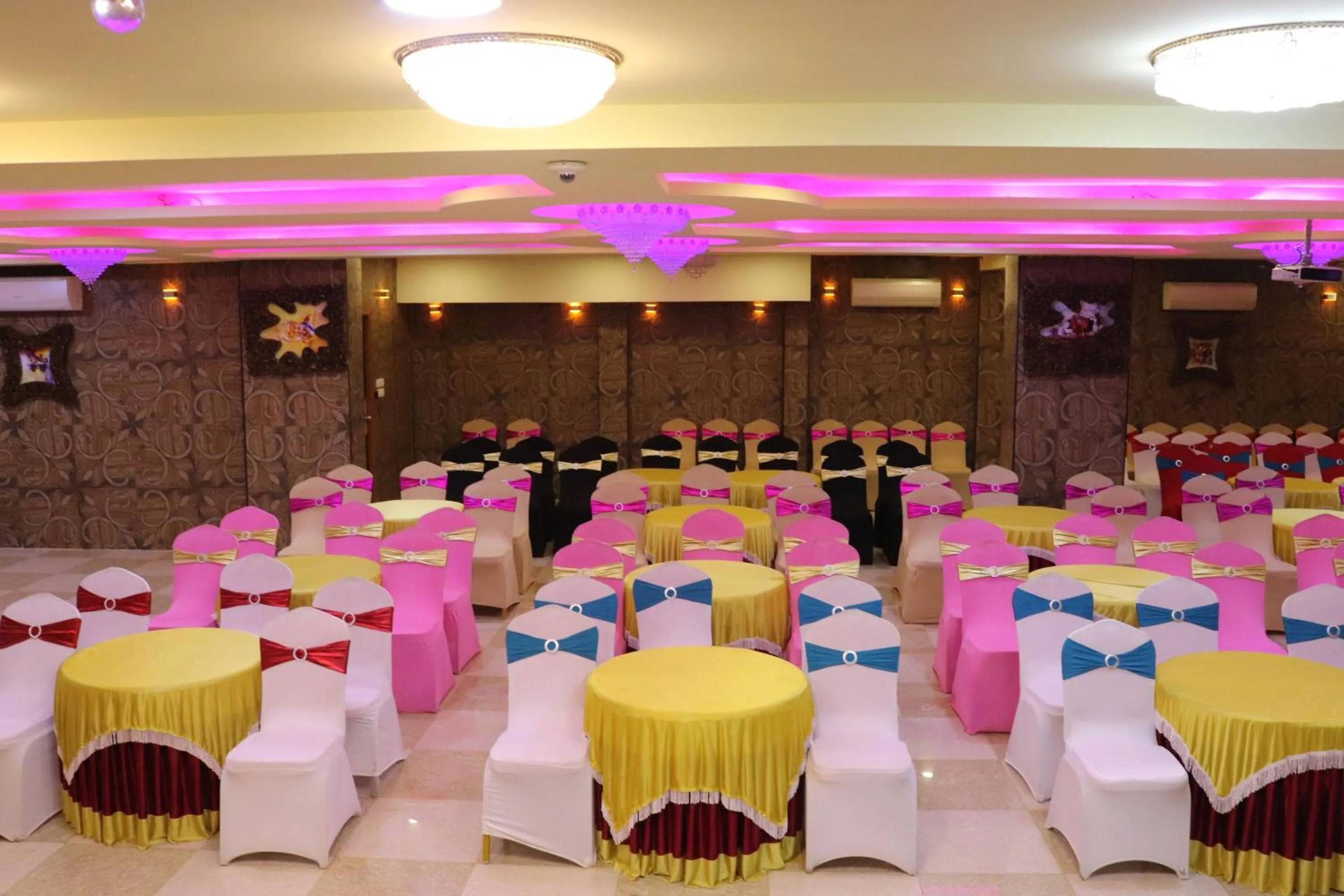 Banquet/Function facilities in Hyders Park The Business Hotel