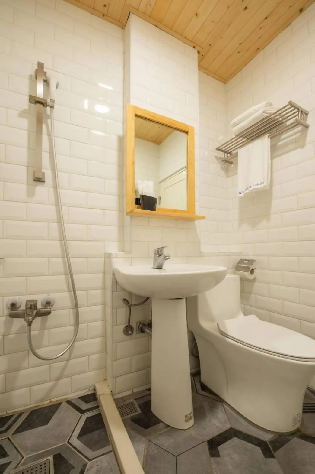 Shower in Shan Shui Hostel