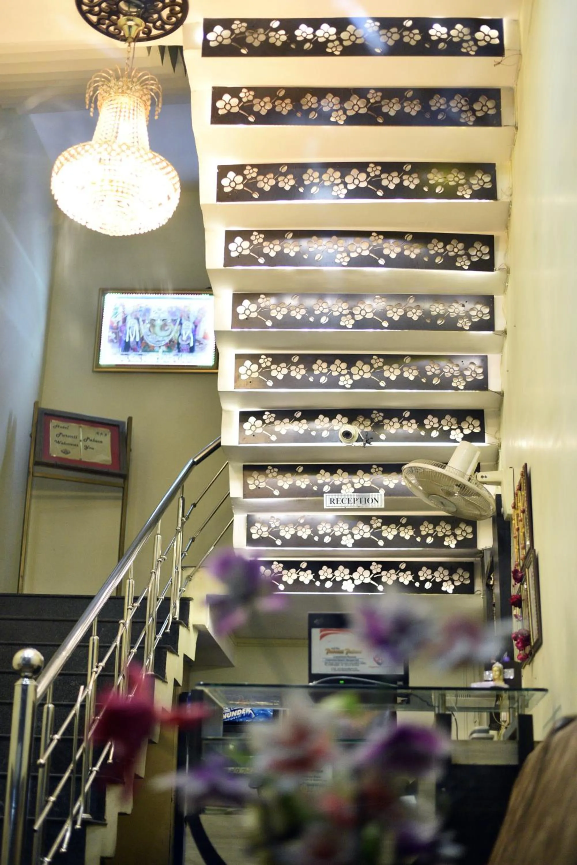 Communal lounge/ TV room in Hotel Parvati Palace Sehore