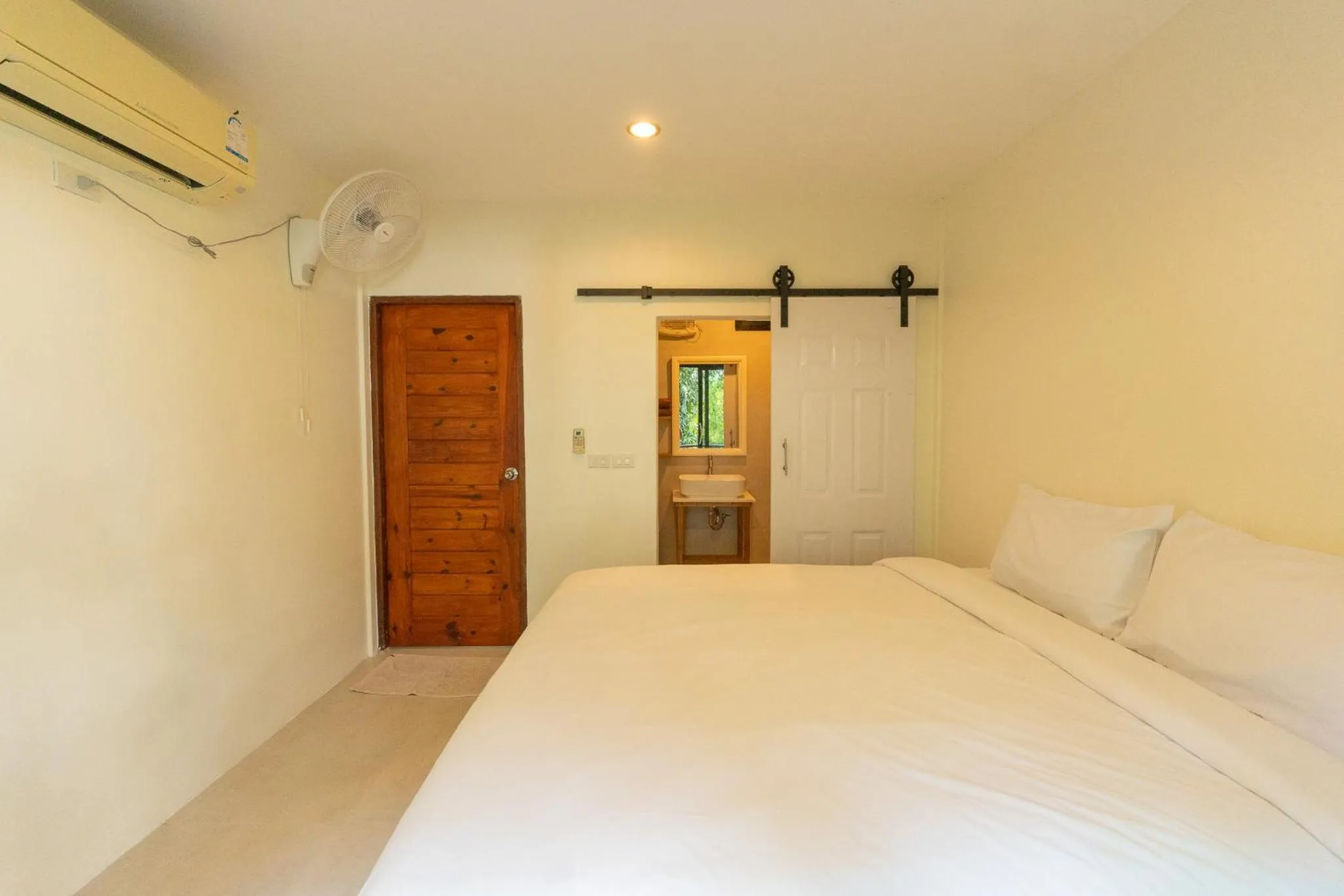 Bed in New Heaven Dive School and Resort