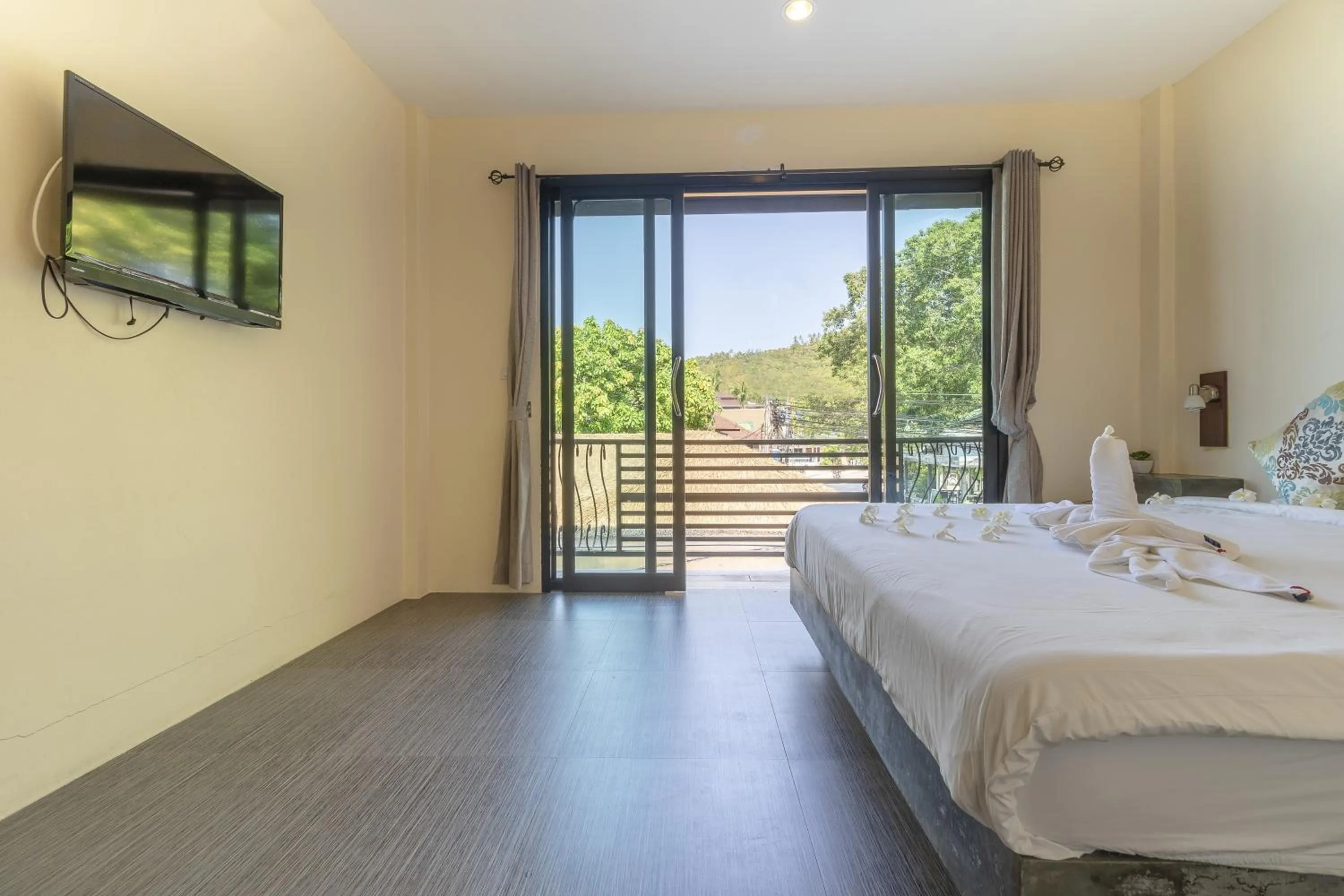 TV and multimedia in New Heaven Dive School and Resort