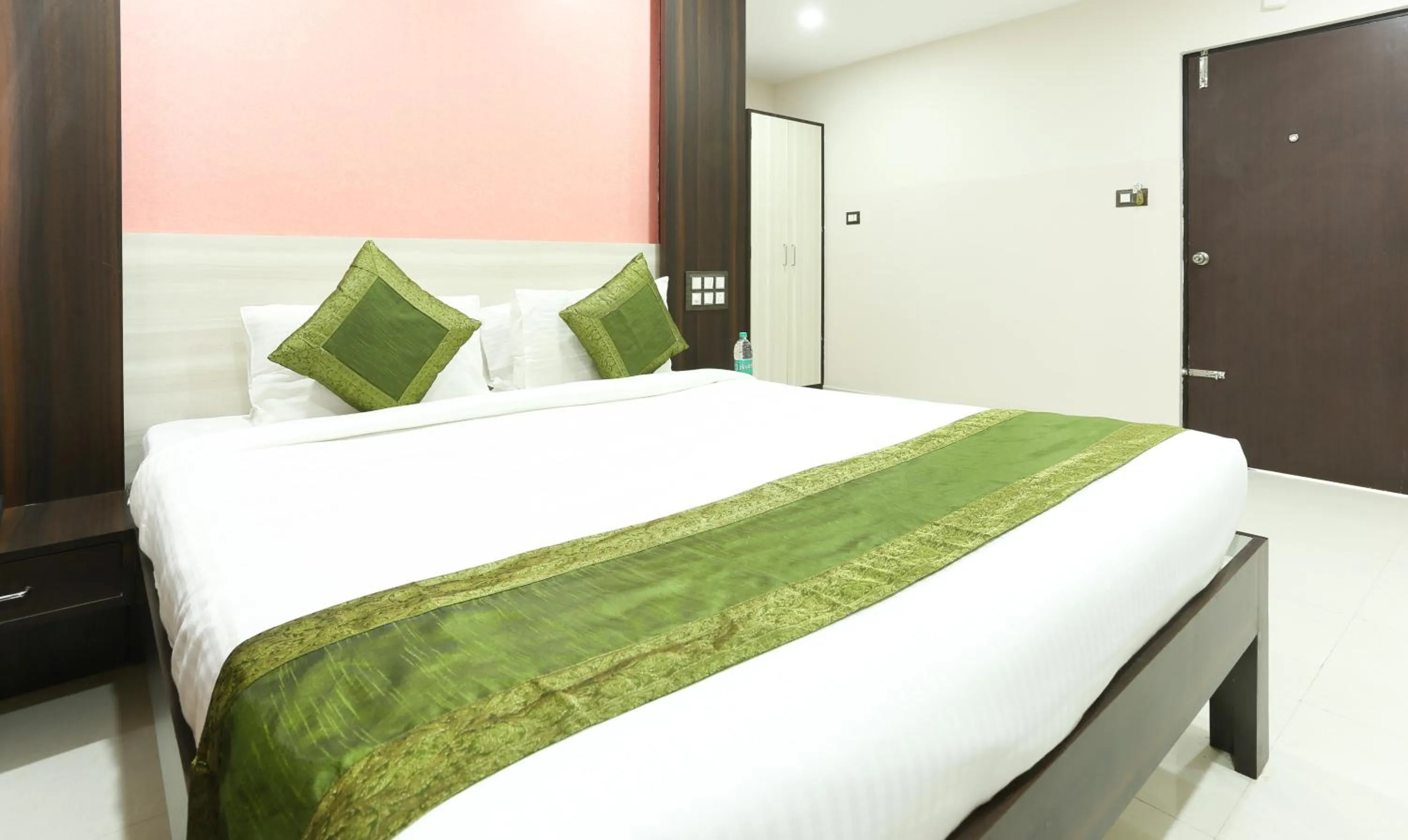 Bed in Hotel Habitat Comforts