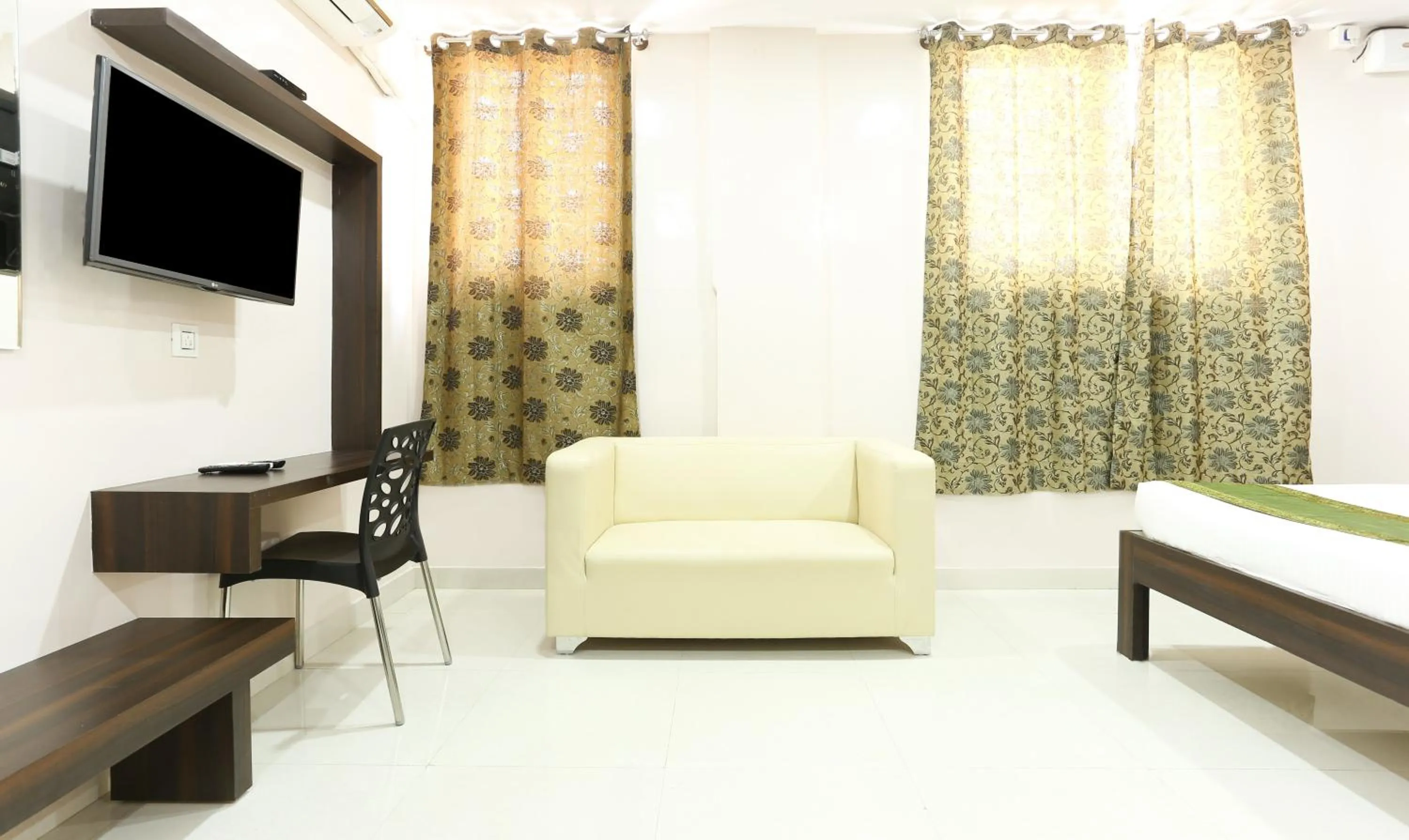 Bed in Hotel Habitat Comforts