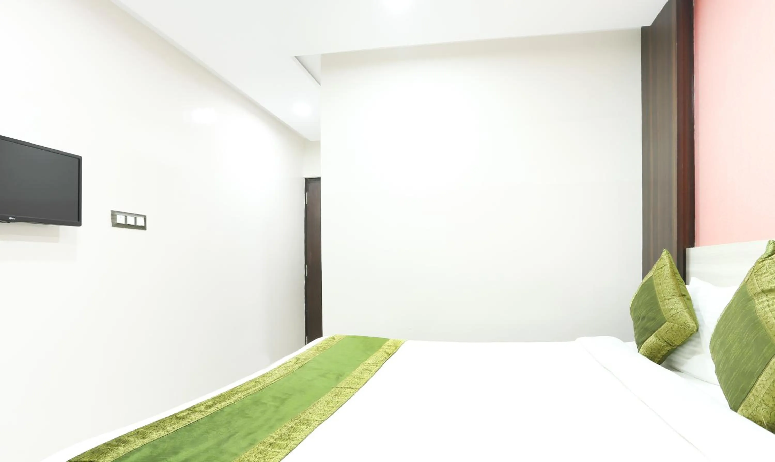 Bed in Hotel Habitat Comforts