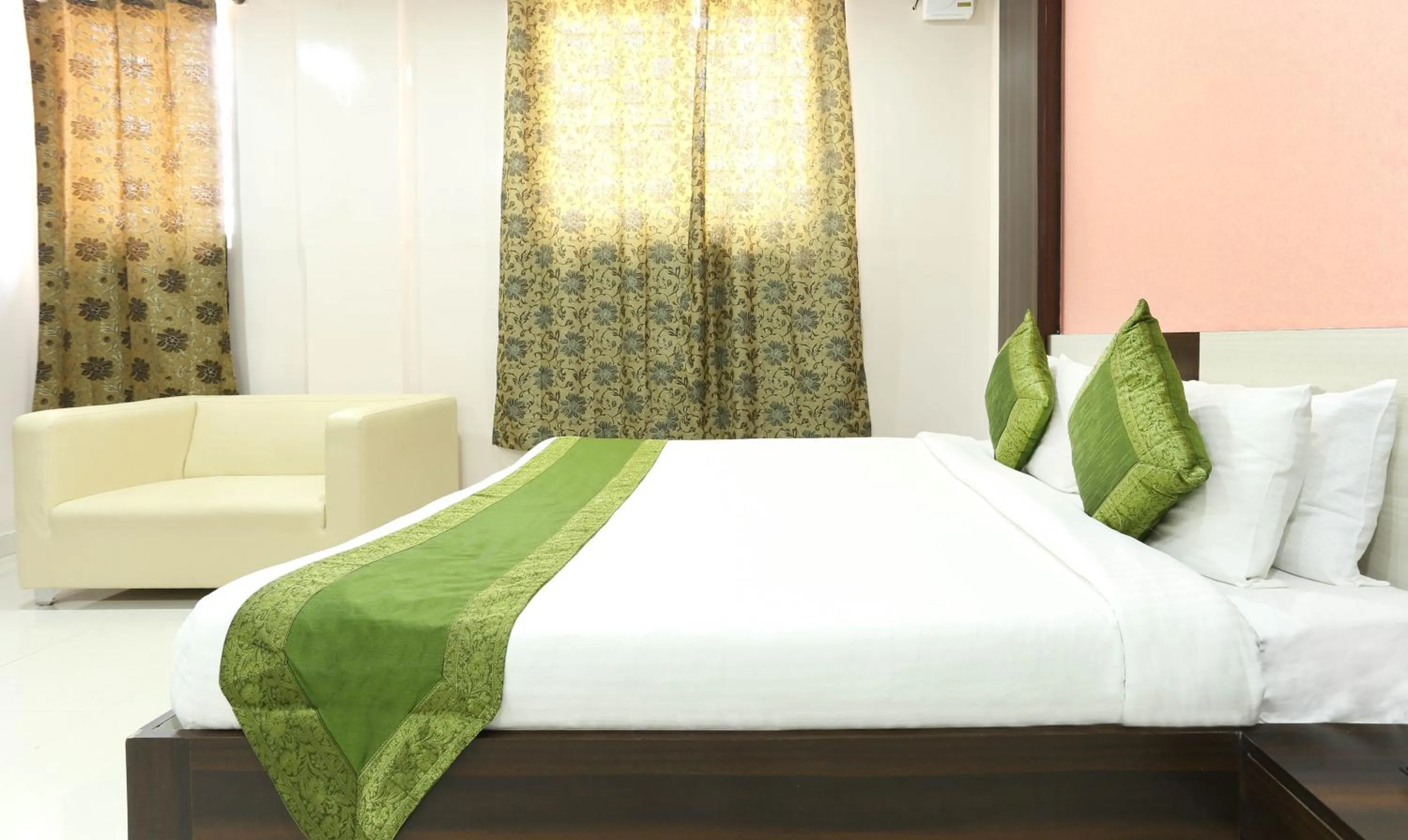 Bed in Hotel Habitat Comforts