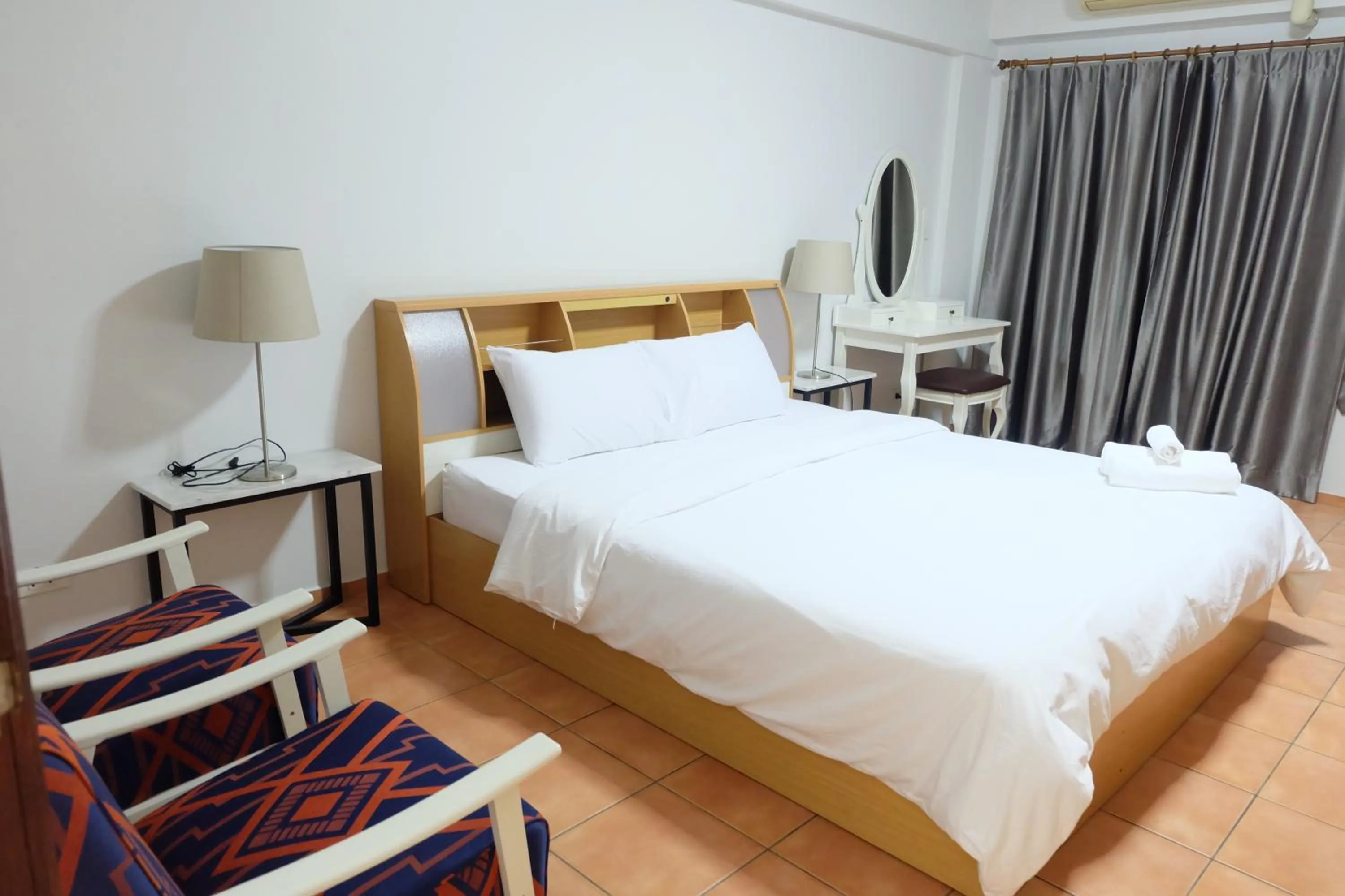 Photo of the whole room, Bed in Lomsabai Apartments