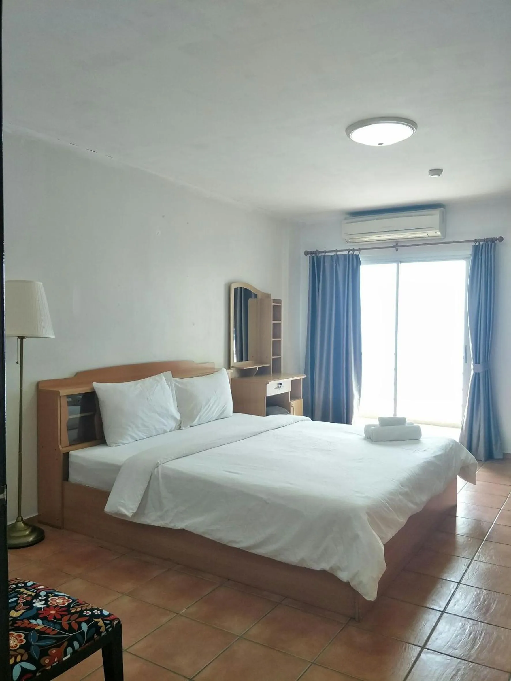 Bed in Lomsabai Apartments