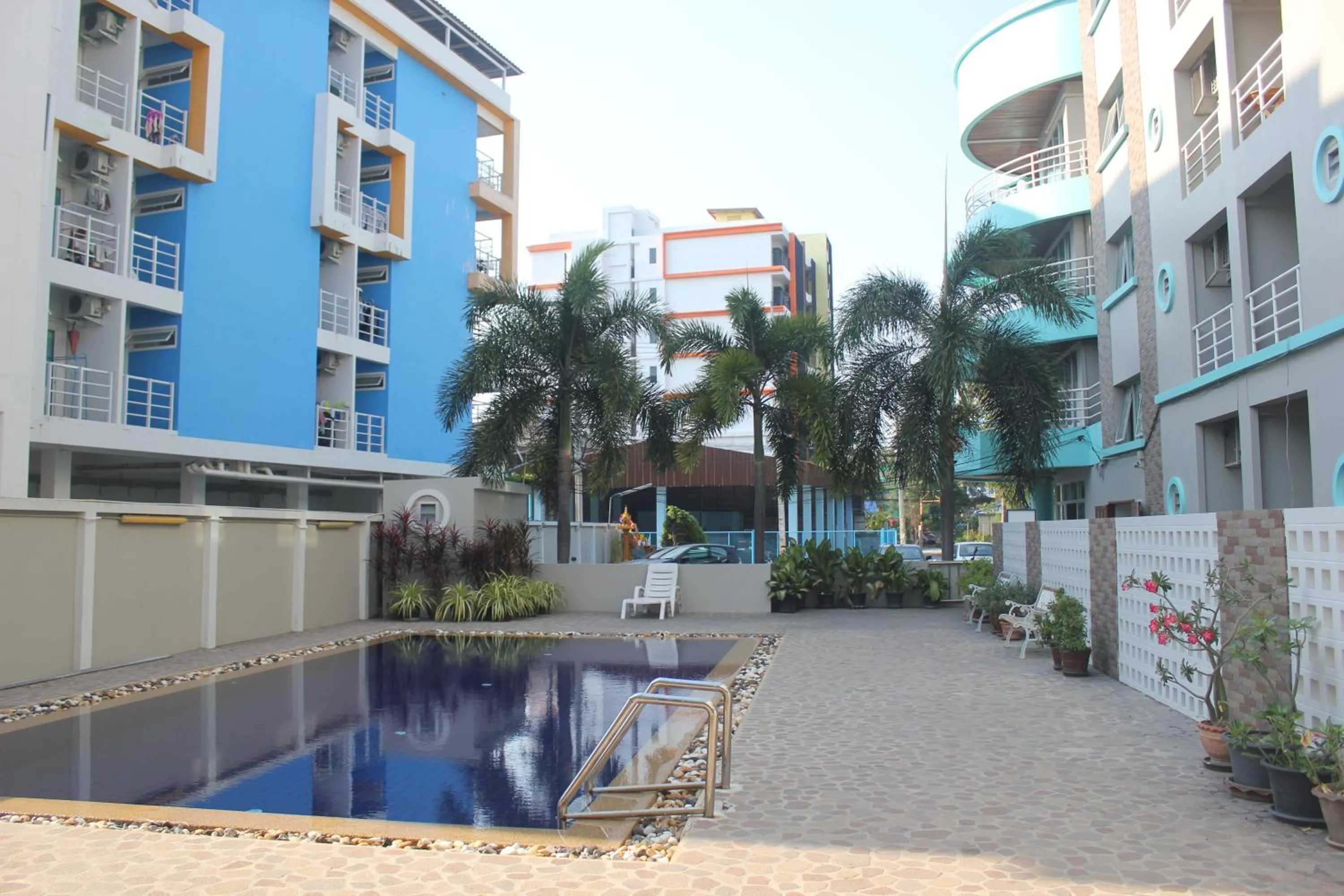 Swimming pool in Lomsabai Apartments