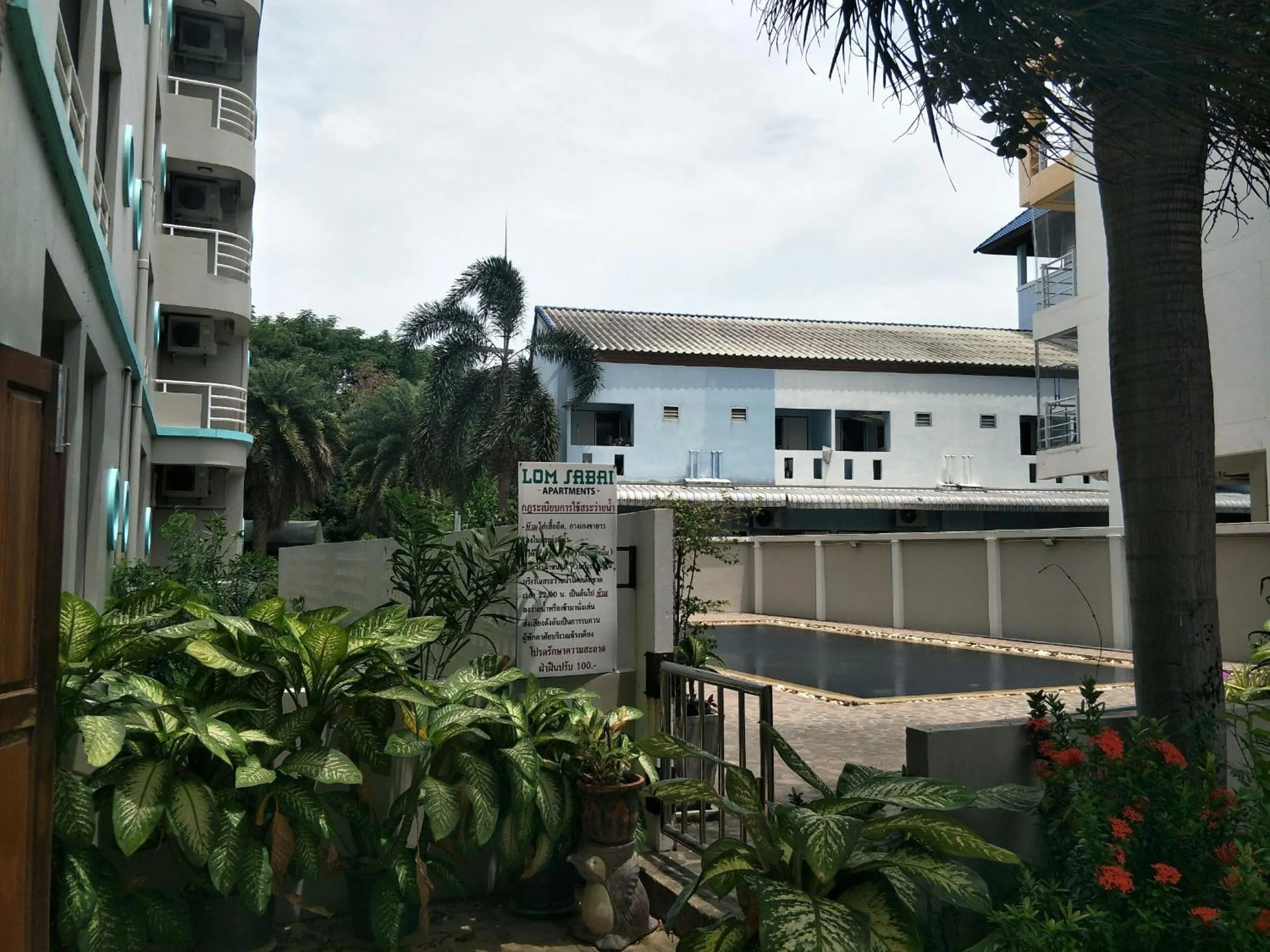 Swimming pool in Lomsabai Apartments