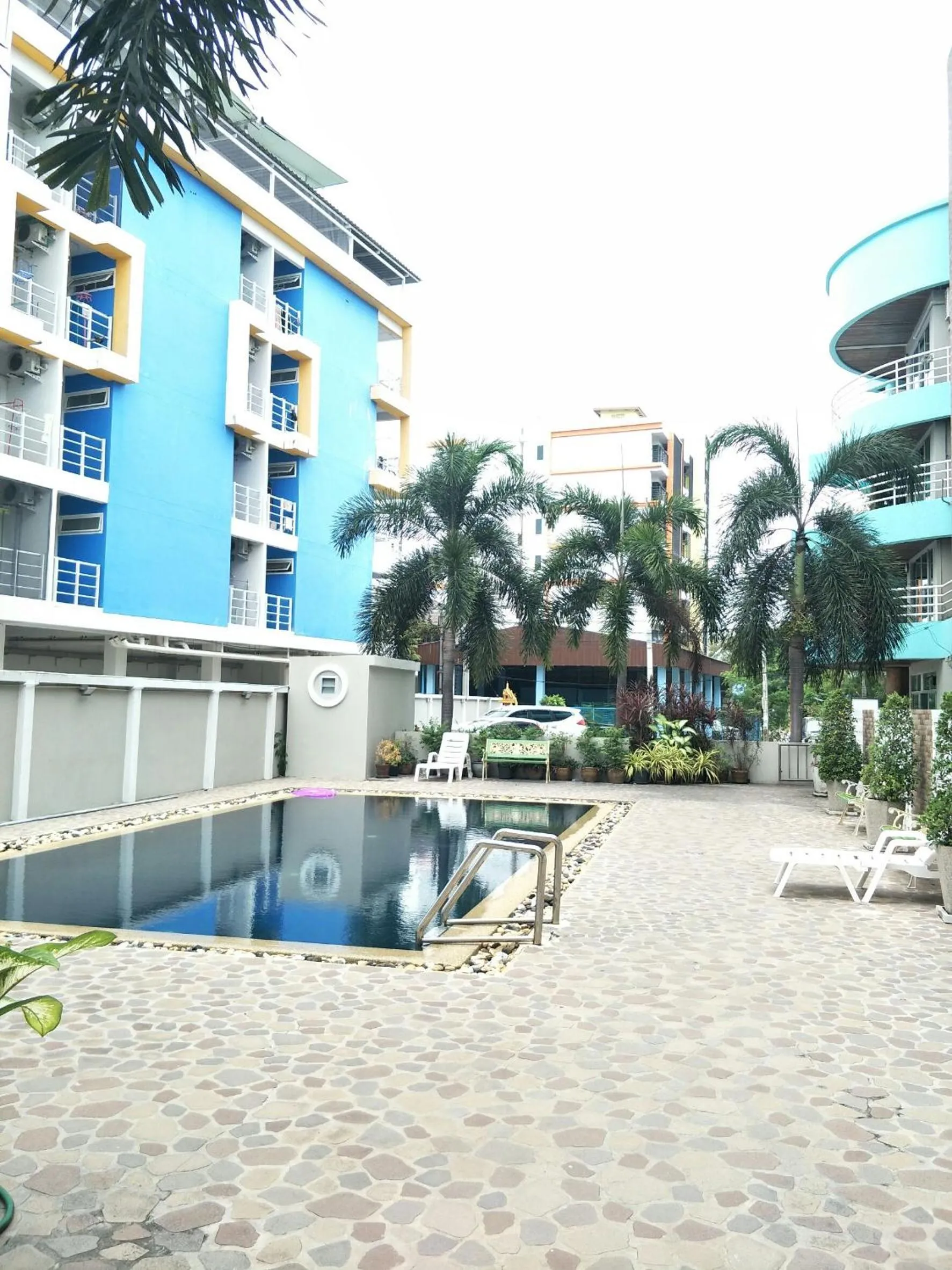 Swimming pool in Lomsabai Apartments