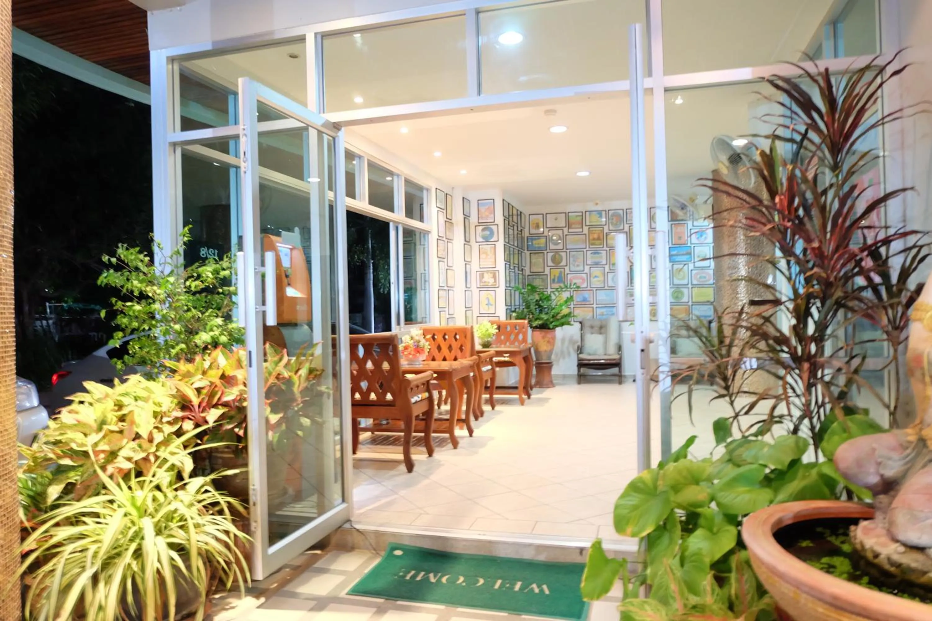 Facade/entrance in Lomsabai Apartments