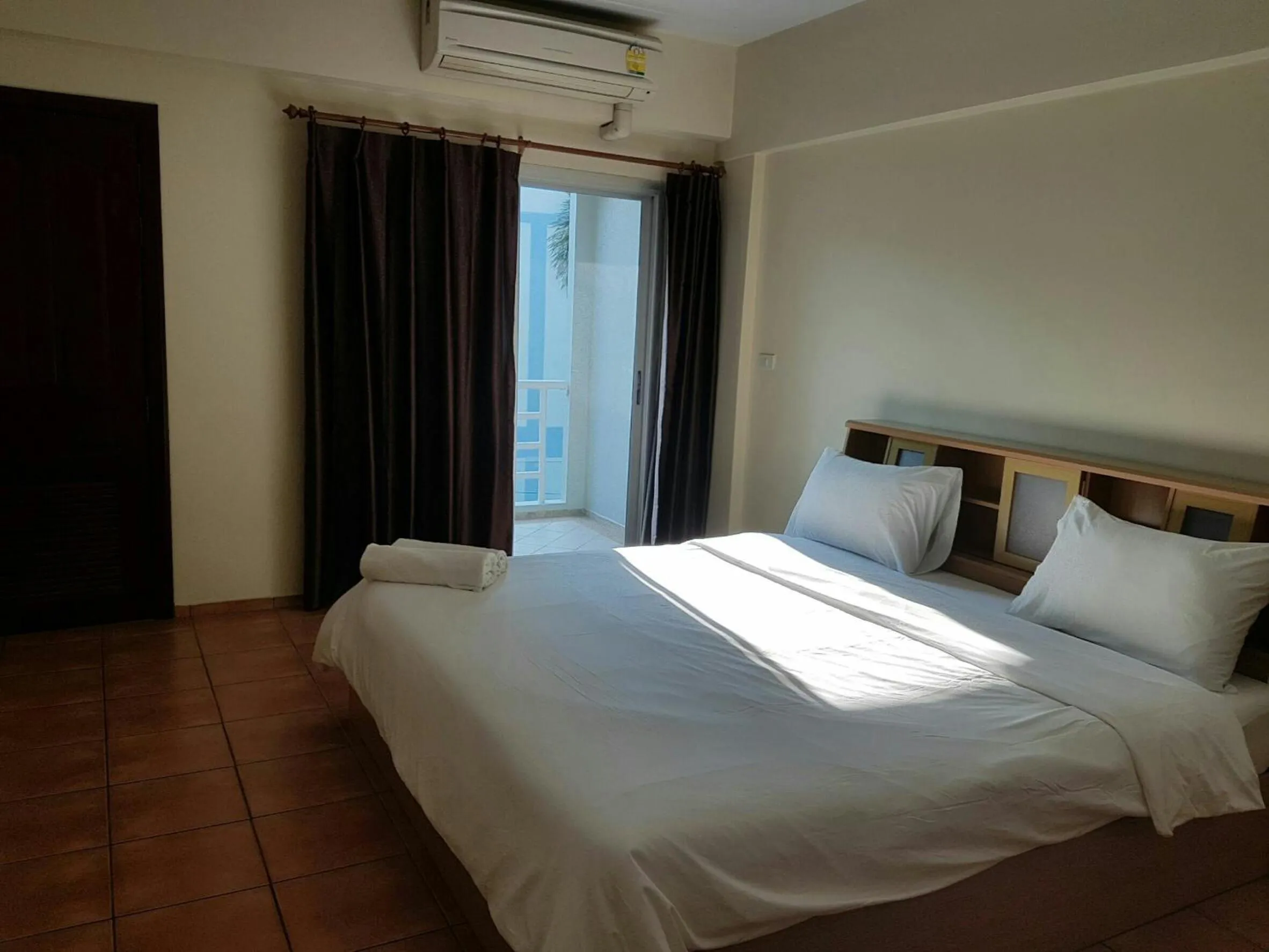 Property building, Bed in Lomsabai Apartments