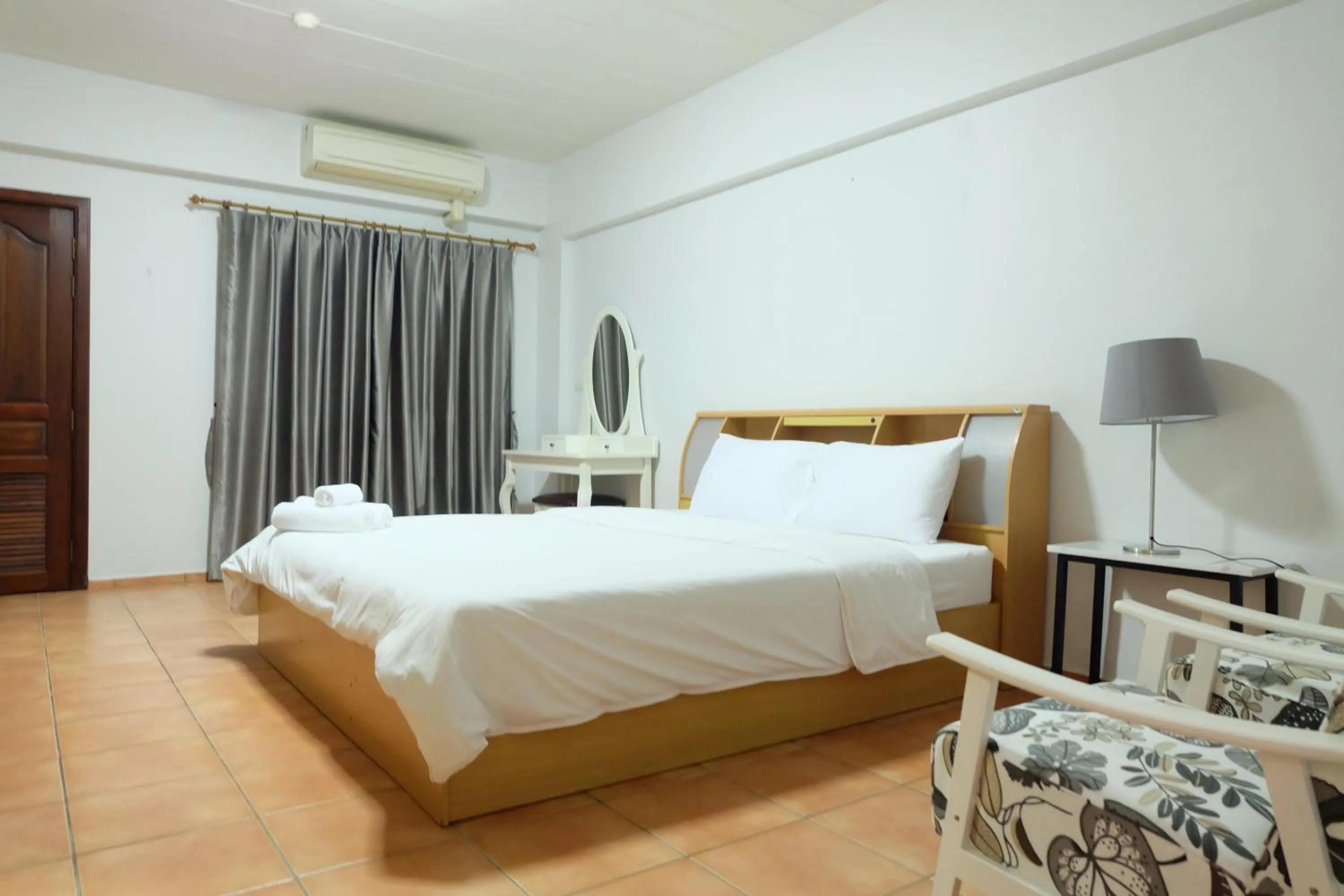 Photo of the whole room, Bed in Lomsabai Apartments