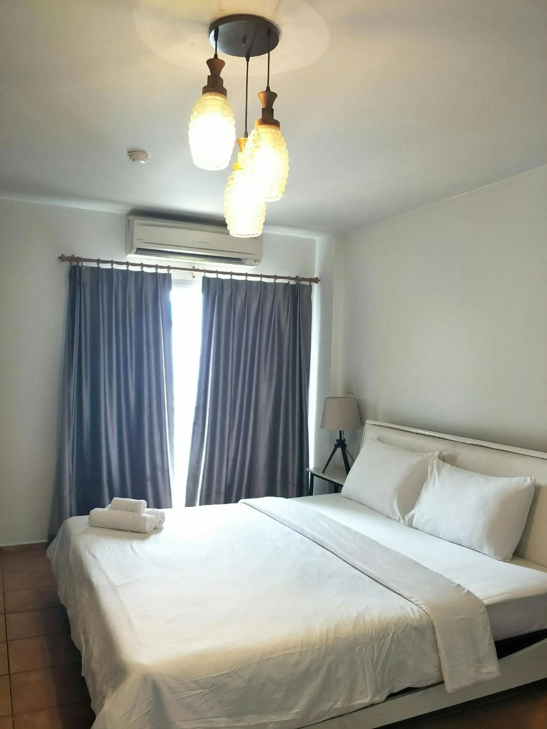 Bedroom, Bed in Lomsabai Apartments