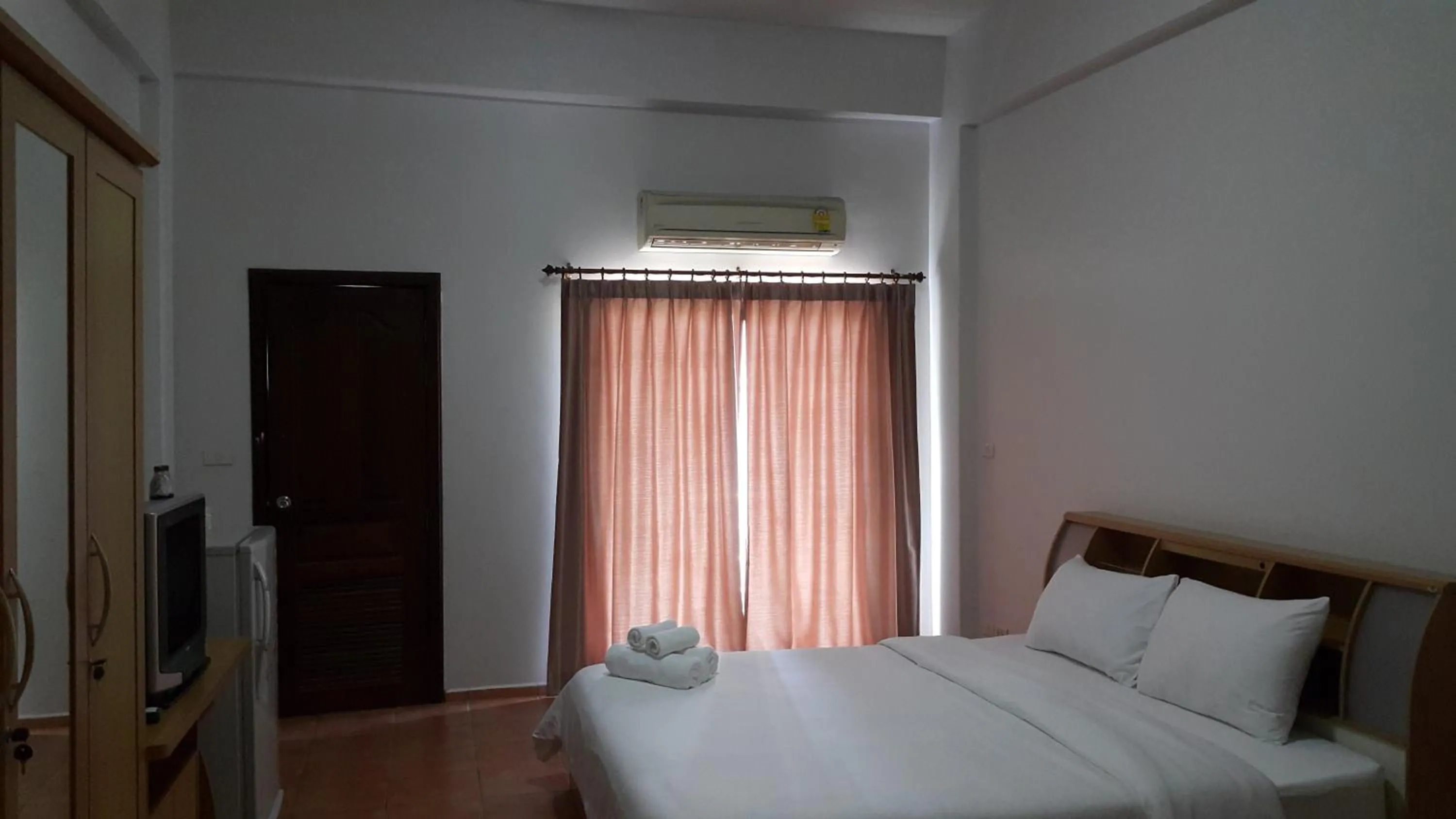 Photo of the whole room, Bed in Lomsabai Apartments