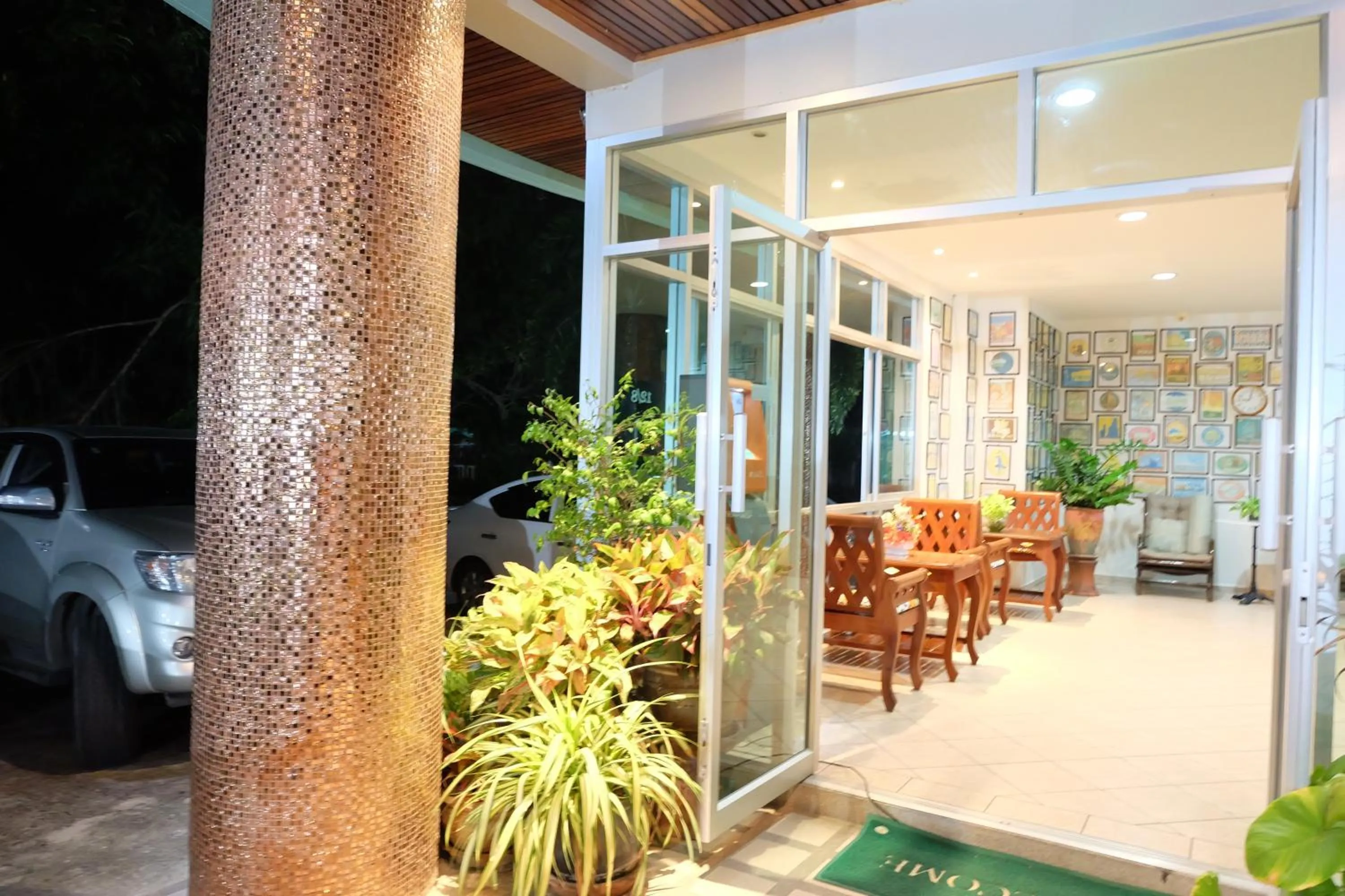 Facade/entrance in Lomsabai Apartments