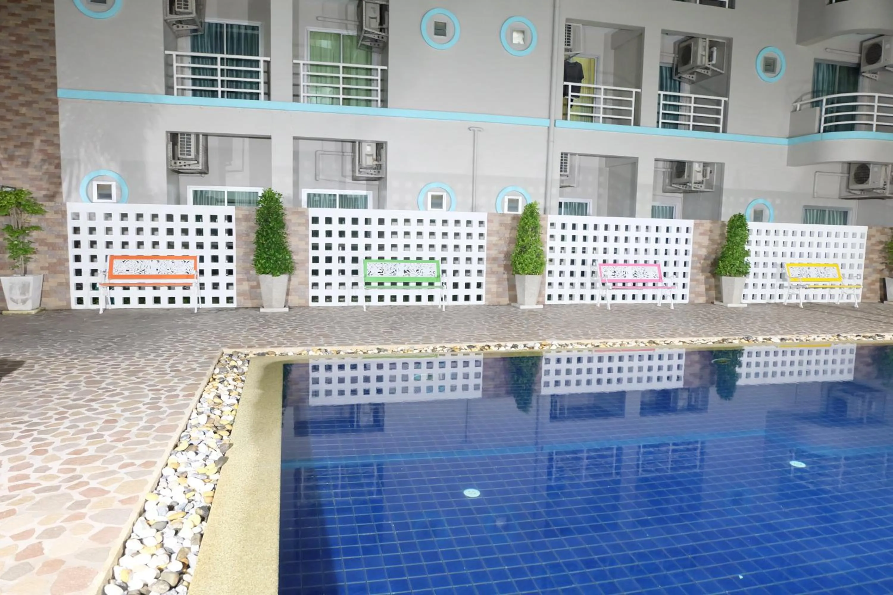 Swimming pool in Lomsabai Apartments