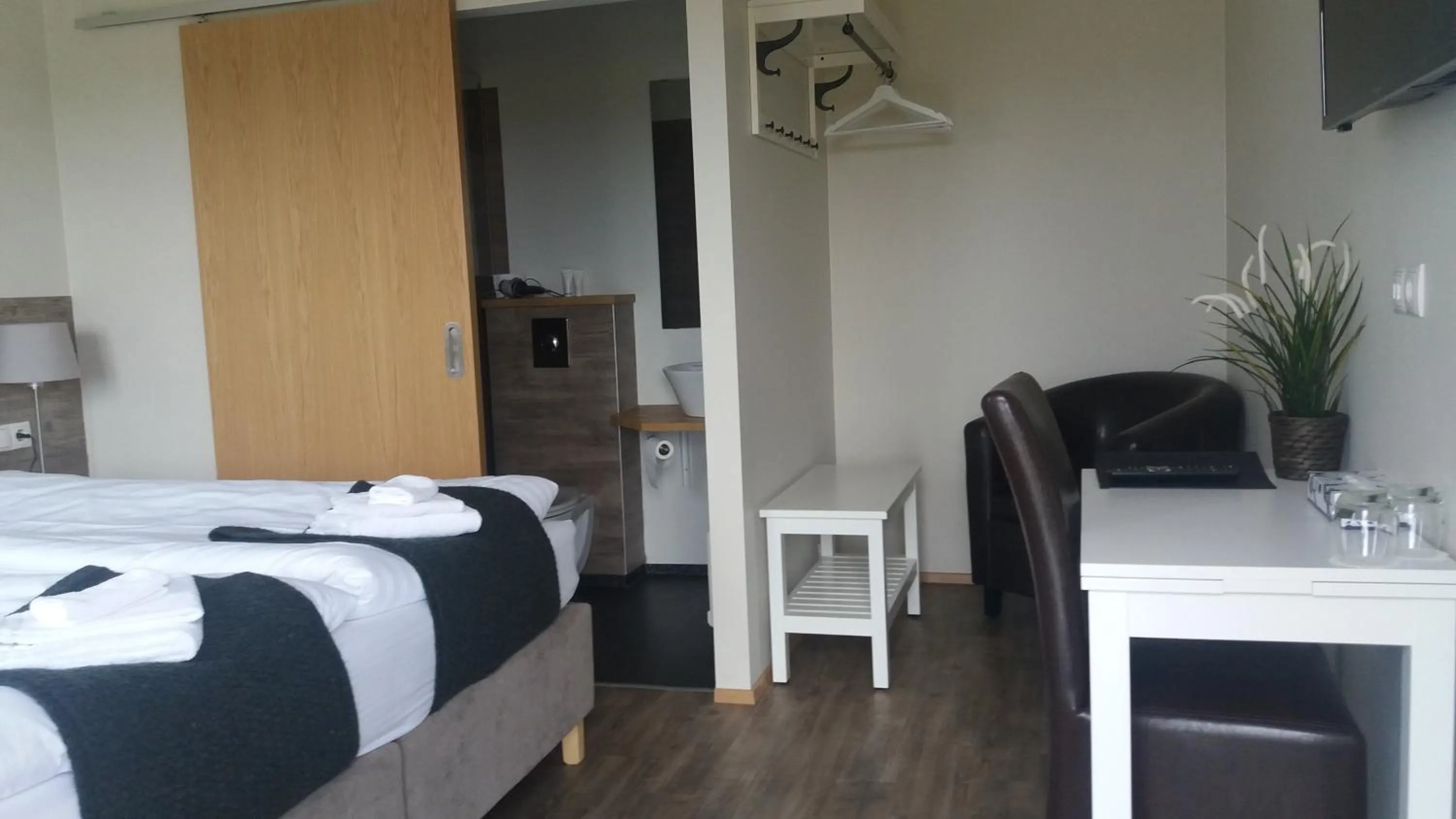 Toilet, Bed in Hotel Vos