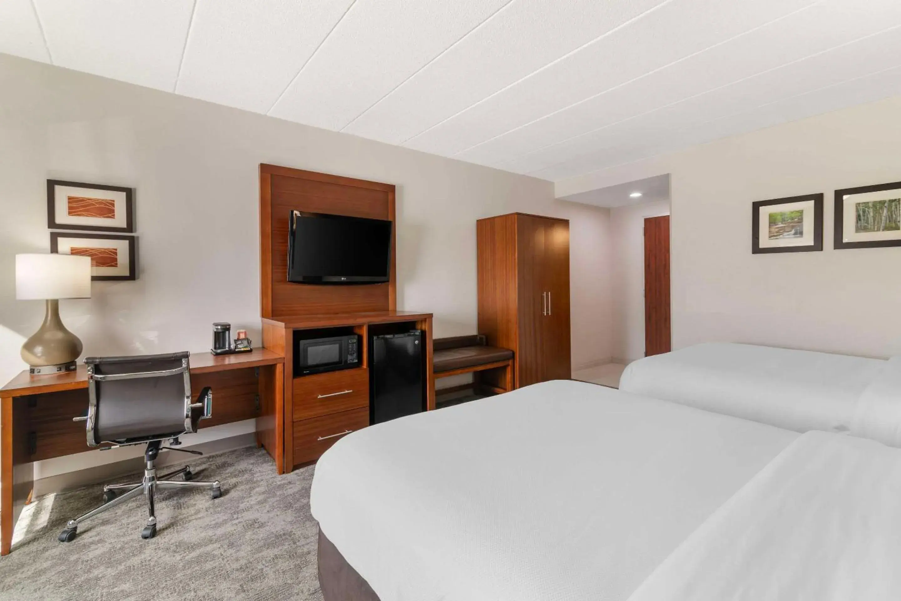 Queen Room with Two Queen Beds - Non-Smoking in Comfort Inn Manchester Airport Queen Room with Two Queen Beds - Non-Smoking in Comfort Inn Manchester Airport