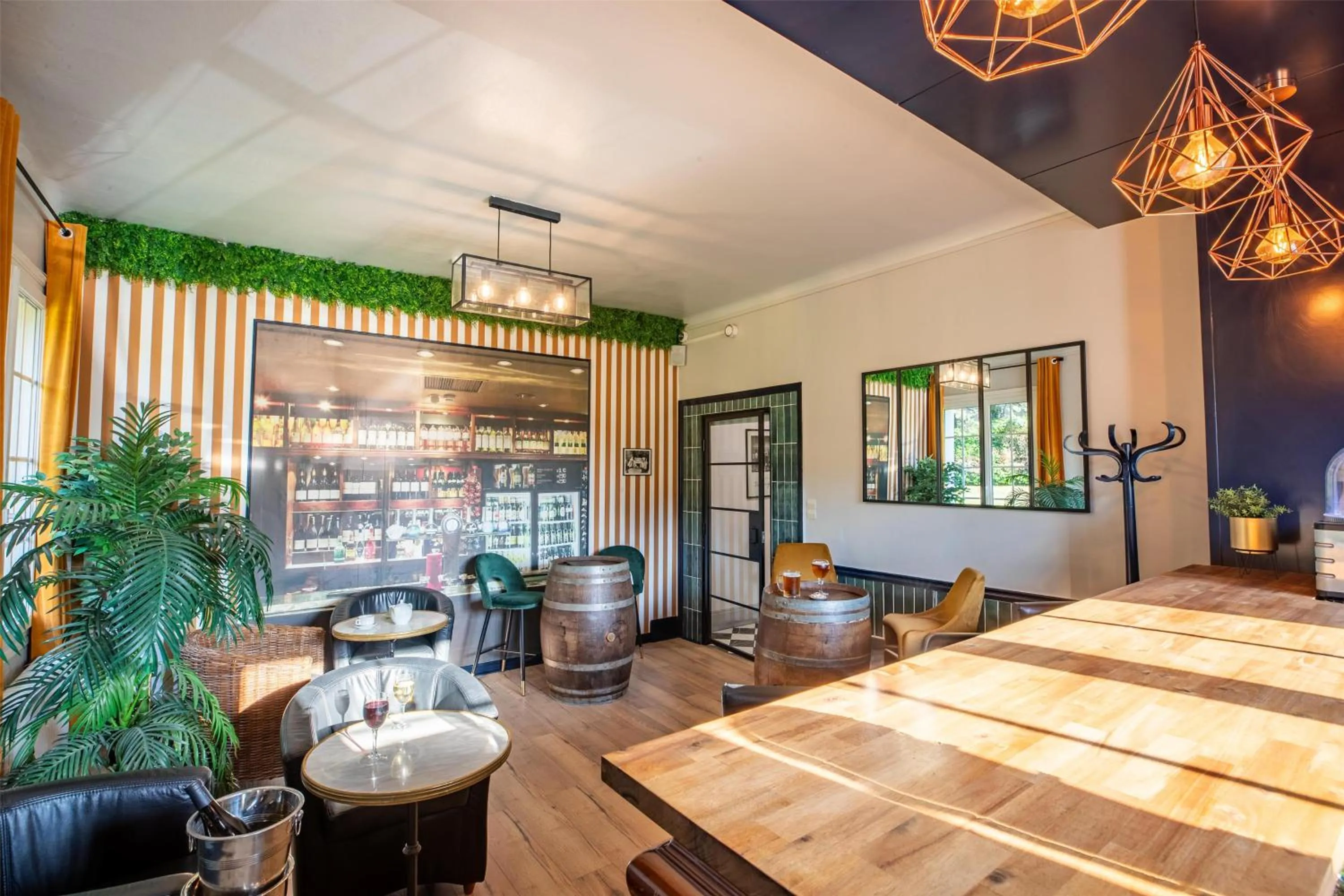 Lounge or bar in Sure Hotel by Best Western Port Jérome - Le Havre