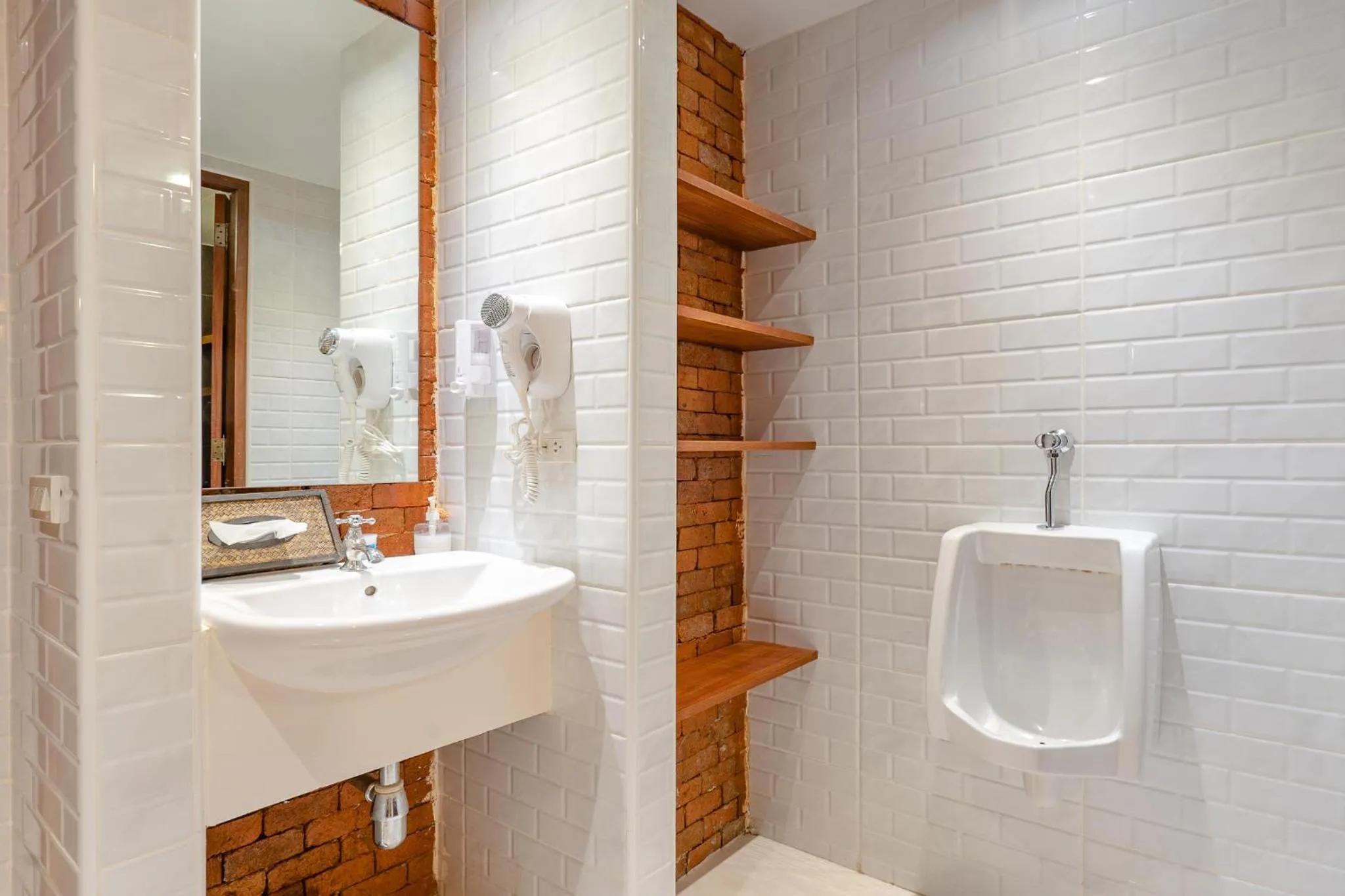 Toilet in Siam Plug In Hostel