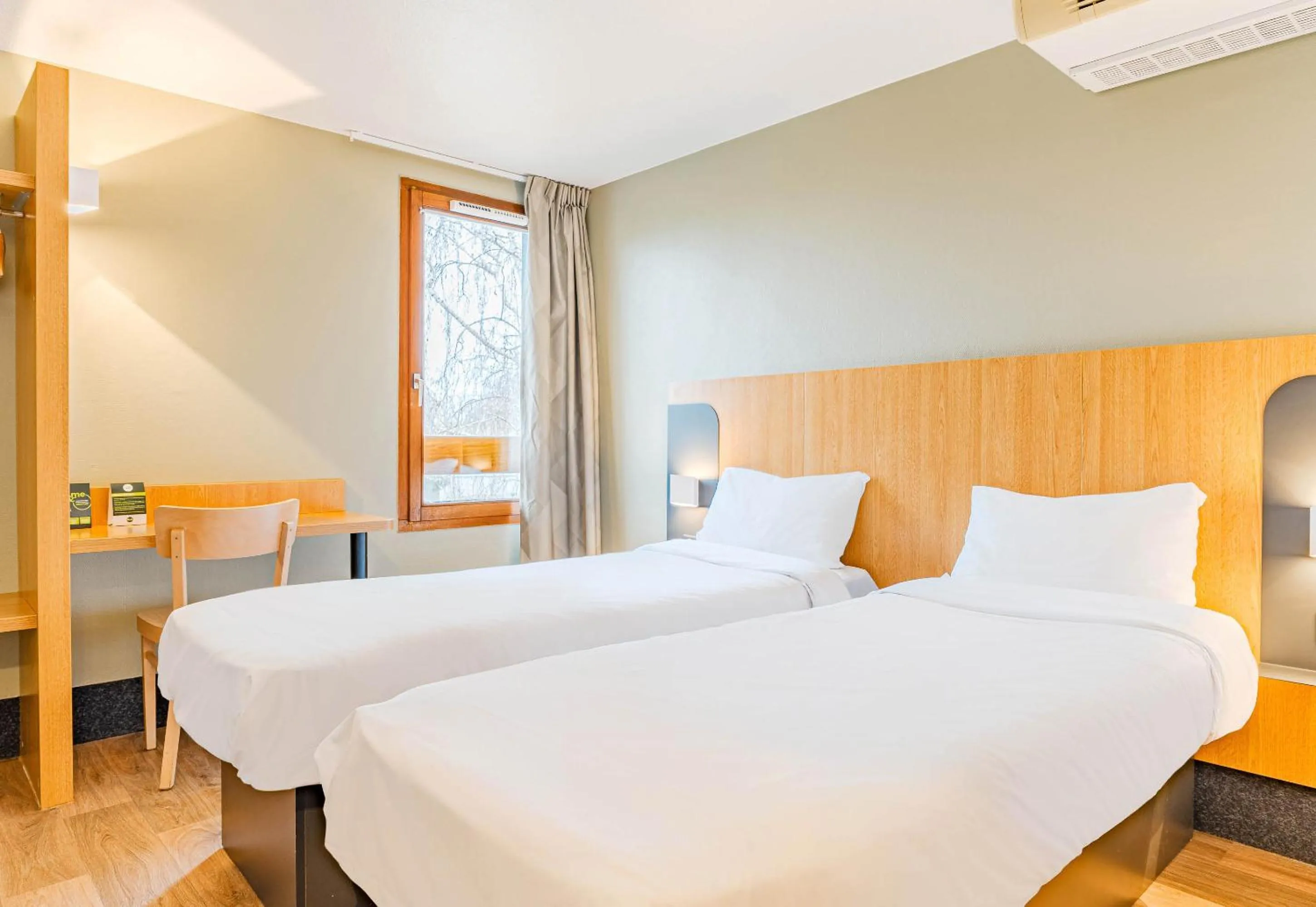 Bedroom, Bed in B&B HOTEL Poitiers 3 Futuroscope