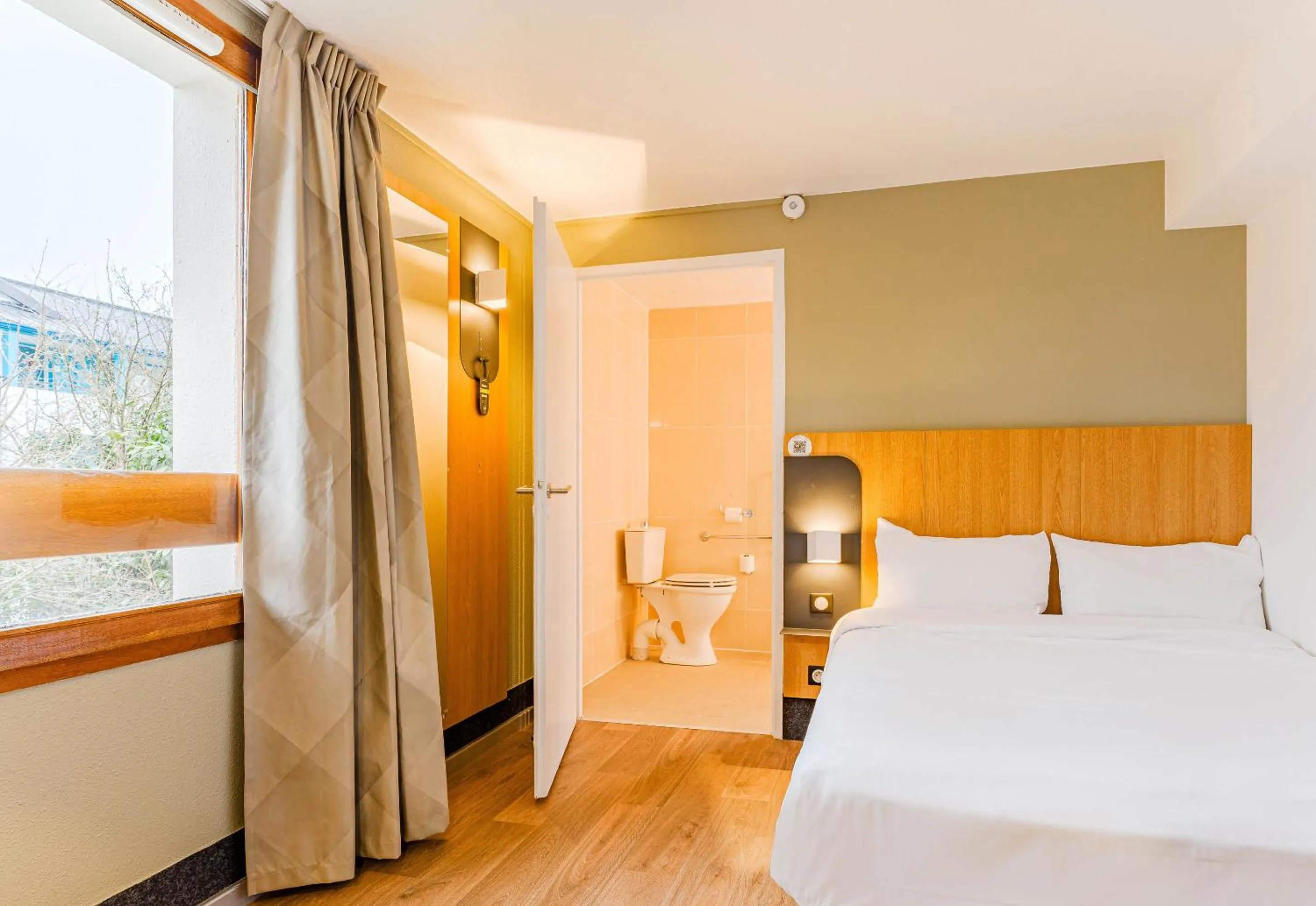 Bedroom, Bed in B&B HOTEL Poitiers 3 Futuroscope