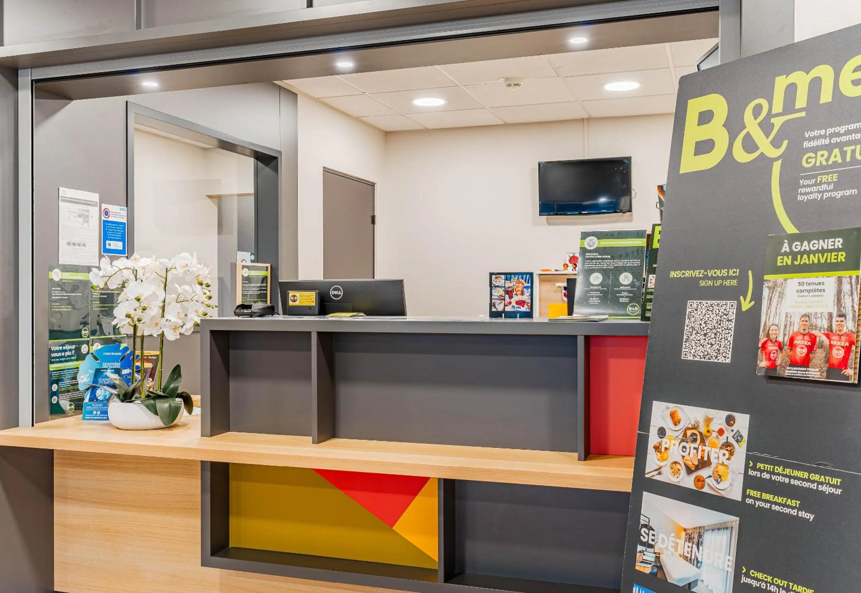 Lobby or reception in B&B HOTEL Poitiers 3 Futuroscope