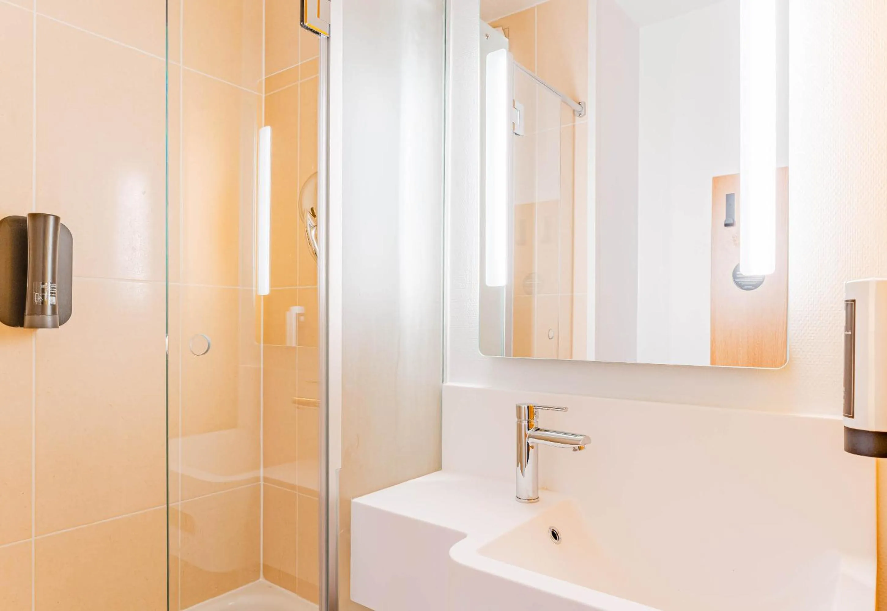 Bathroom in B&B HOTEL Poitiers 3 Futuroscope