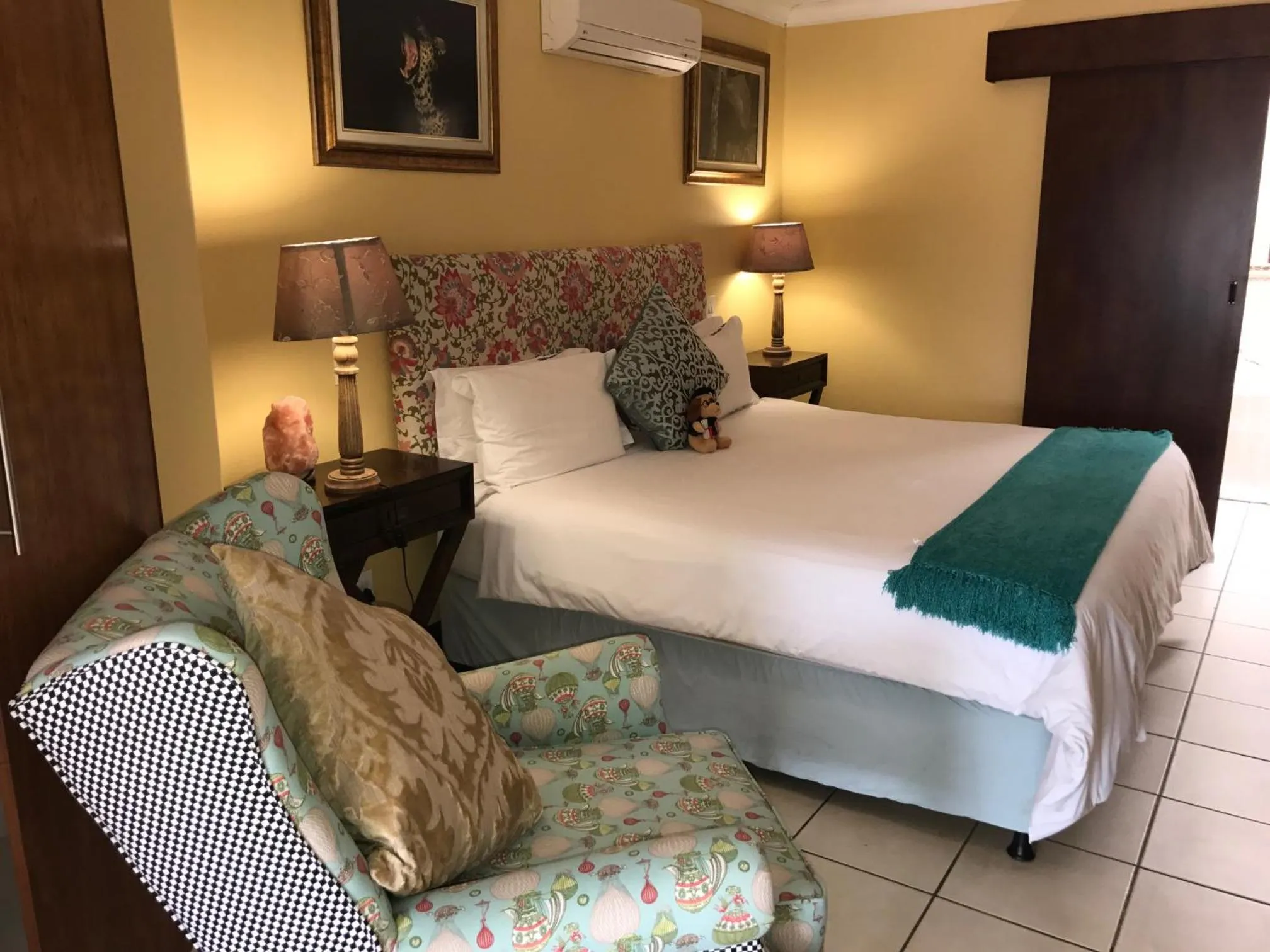 Shower, Bed in Elizabeth Manor Guest House