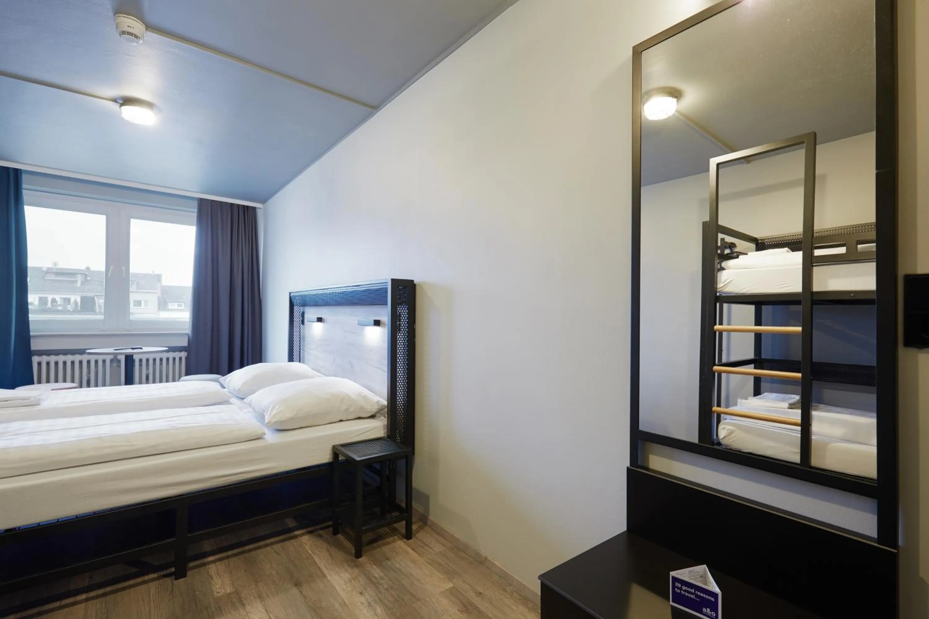 Bedroom, Bed in a&o Düsseldorf Hauptbahnhof