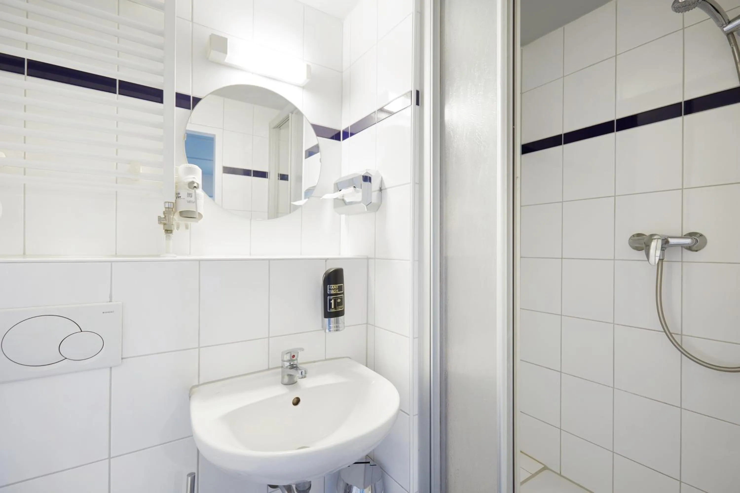 Bathroom in a&o Düsseldorf Hauptbahnhof